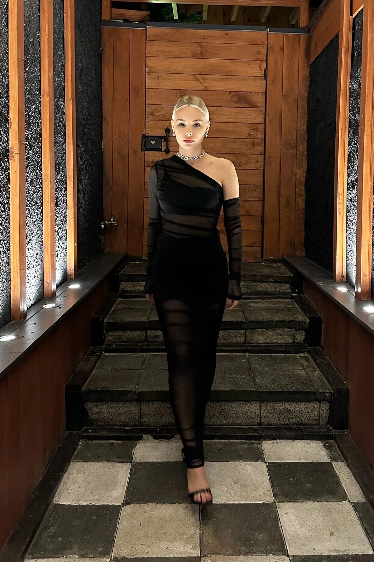 Siyah Asimetrik Yaka Astarlı Ve Eldivenli Büzgülü Elbise