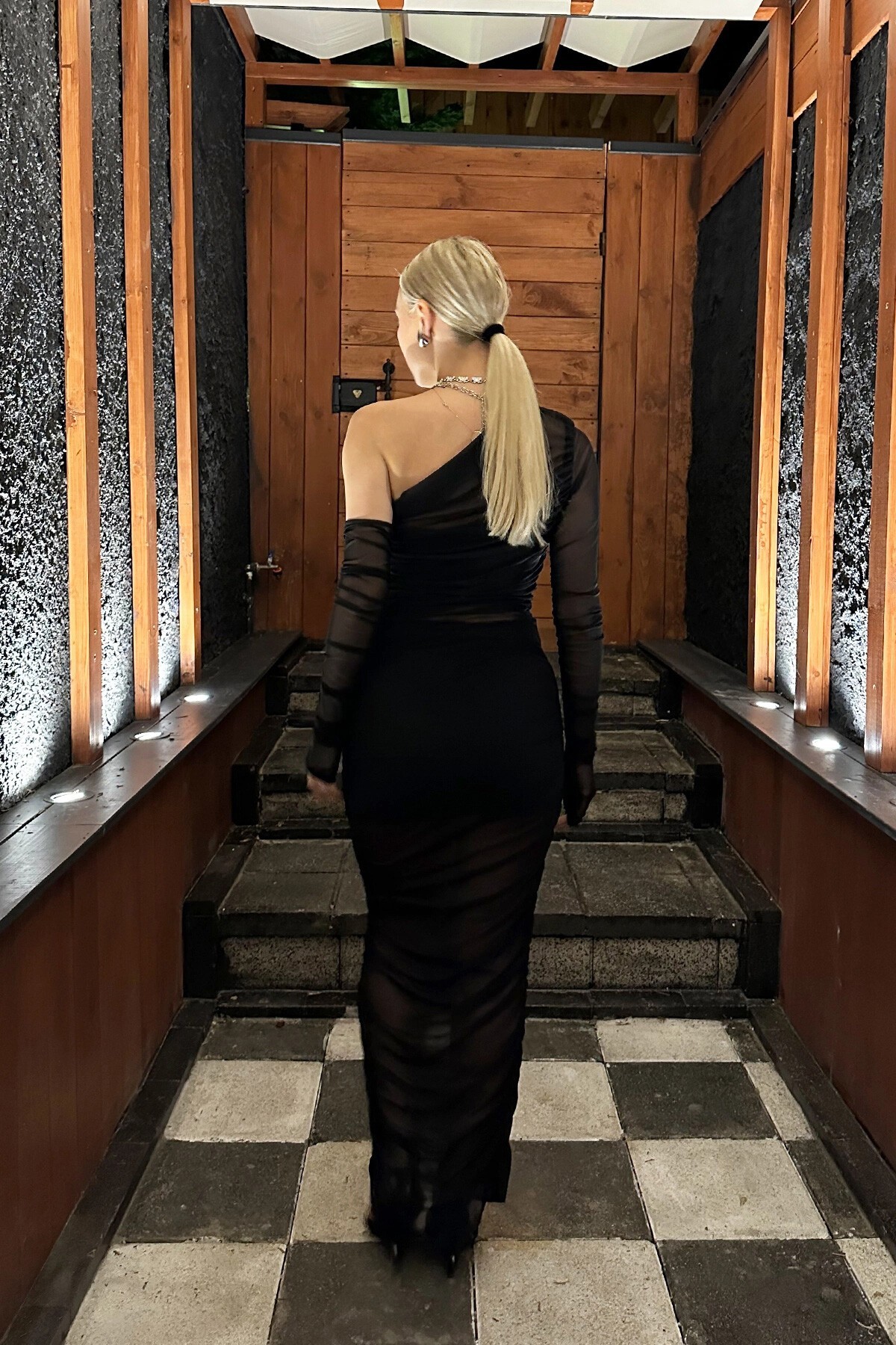 Siyah Asimetrik Yaka Astarlı Ve Eldivenli Büzgülü Elbise