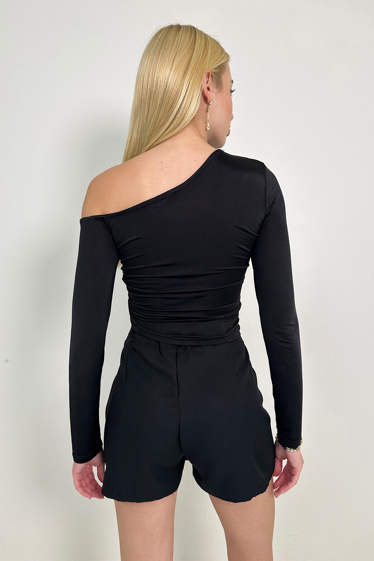 Siyah Asimetrik Yaka Büzgülü Sandy Crop Bluz
