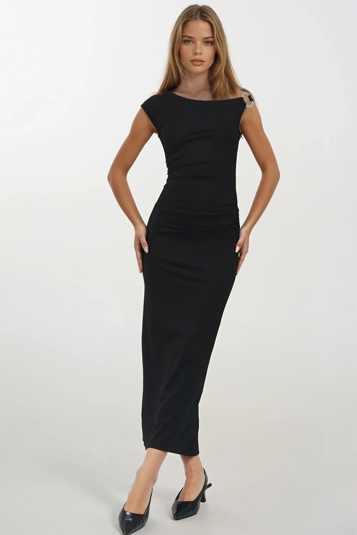 Siyah Asimetrik Yaka Halka Detaylı Yanı Büzgülü Midi Boy Elbise