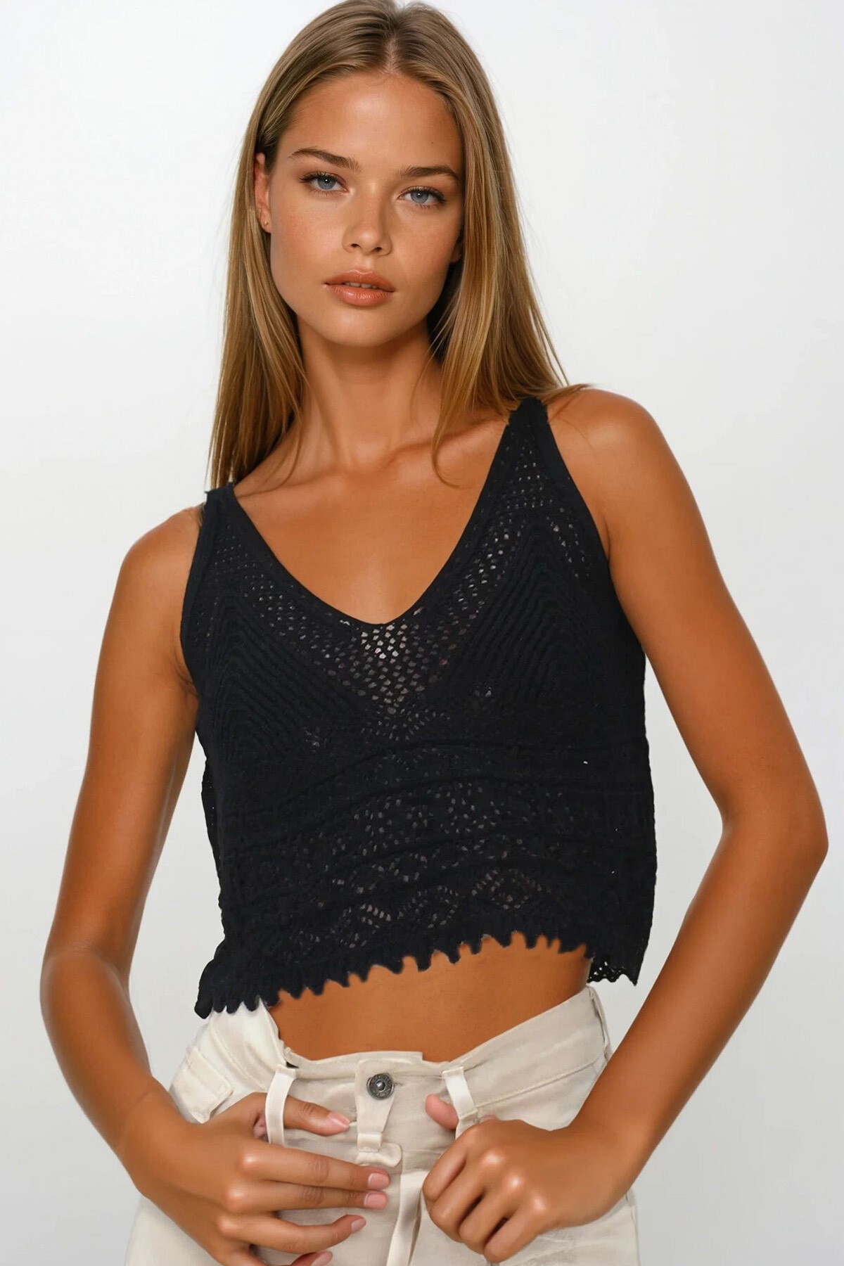 Siyah Askılı Ajurlu Örme Crop Bluz