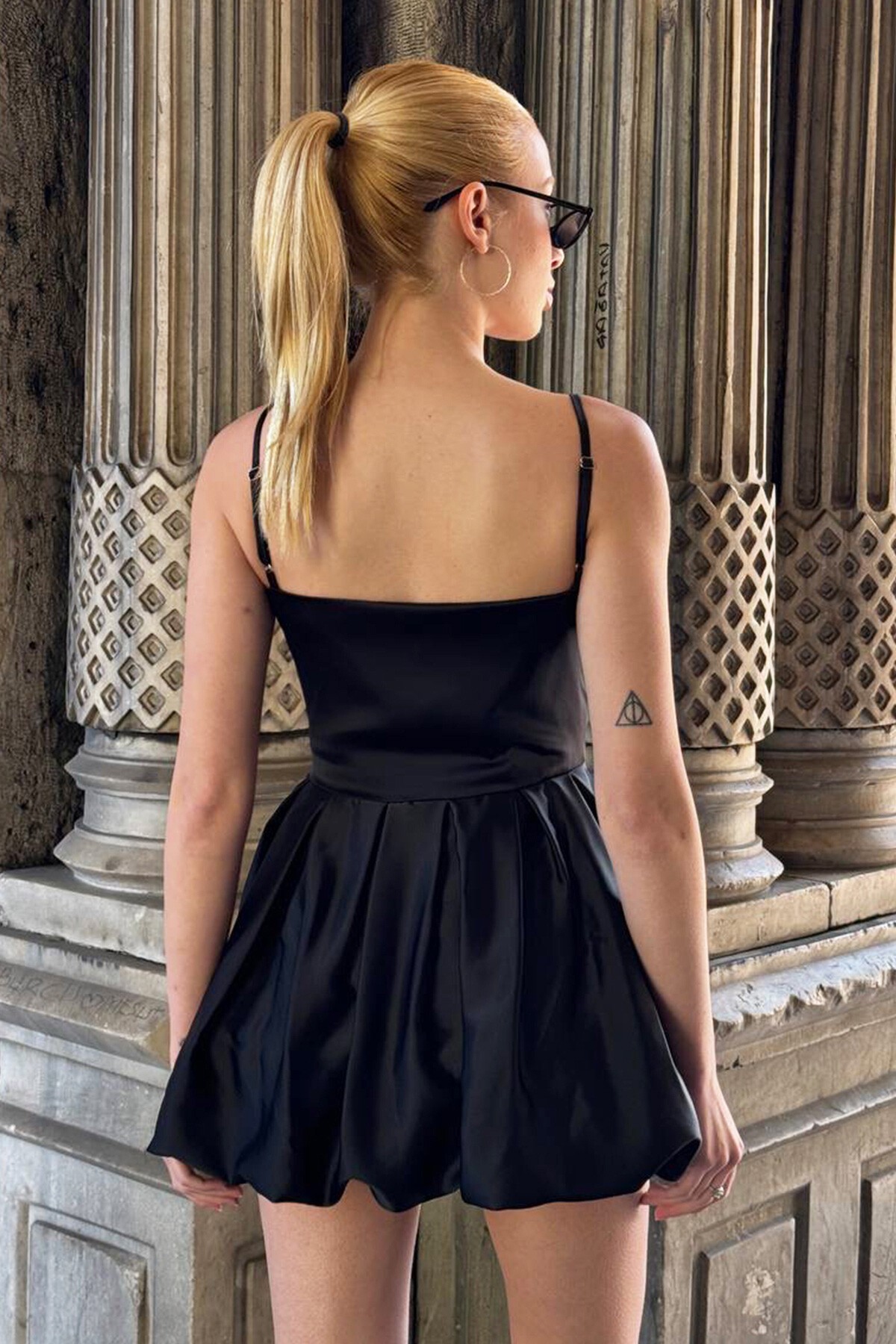 Siyah Ayarlanabilir Askılı Gizli Fermuarlı Eteği Volanlı Saten Elbise