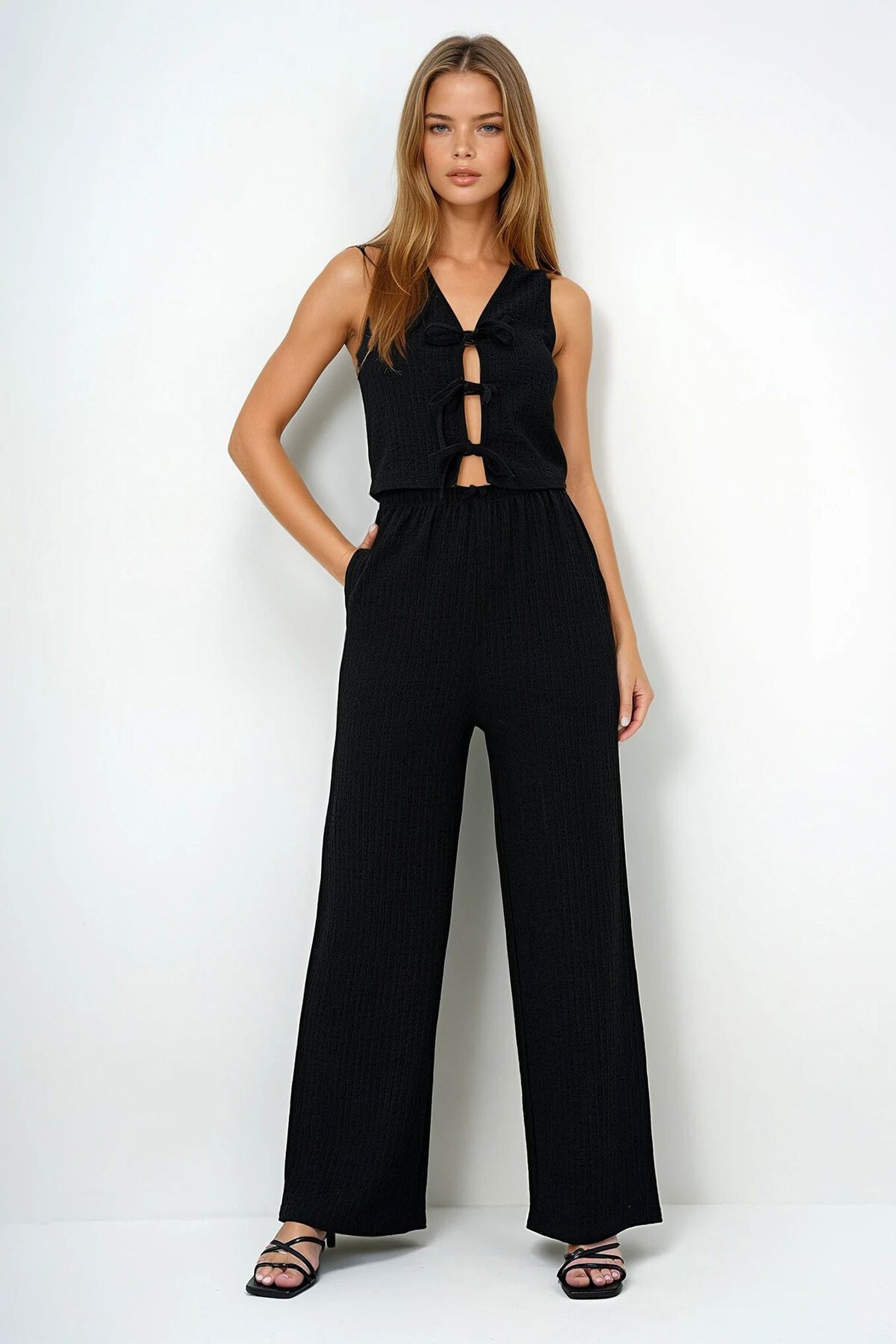 Siyah Bağlama Detaylı Ajurlu Yelek Ve Çift Cepli Palazzo Pantolon Takım