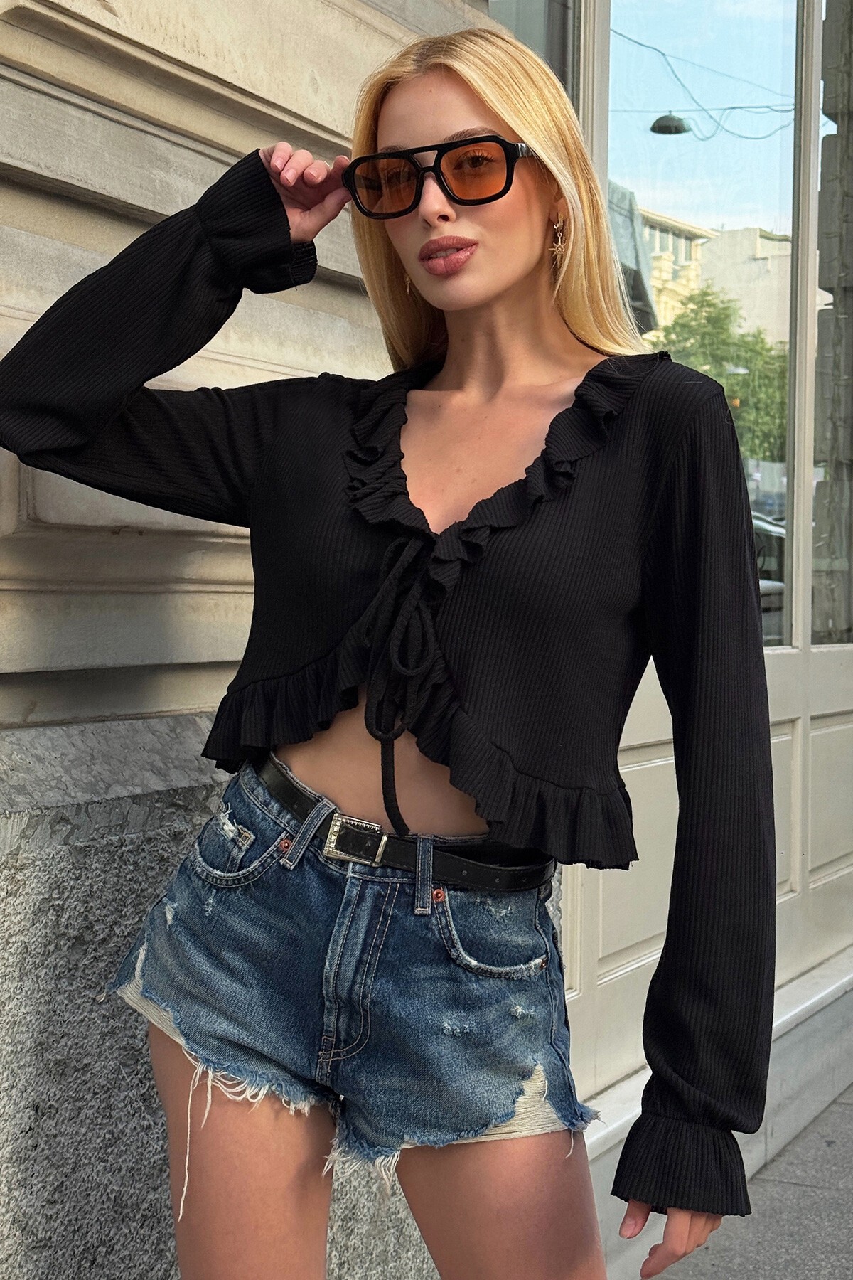 Siyah Bağlamalı Fırfır Detaylı Fitilli Bluz