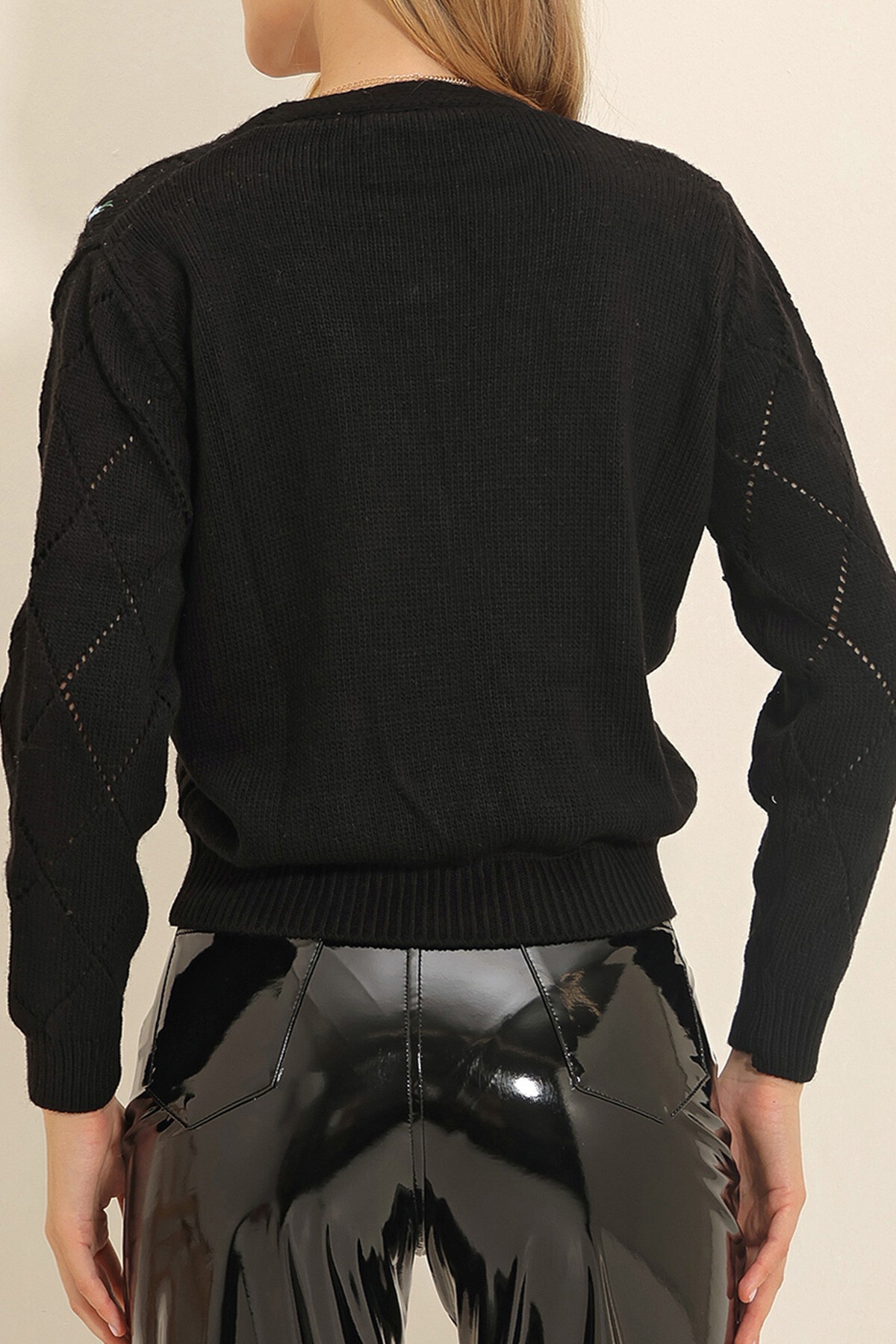 Siyah Baklava Desenli Çiçek Nakışlı Triko Hırka