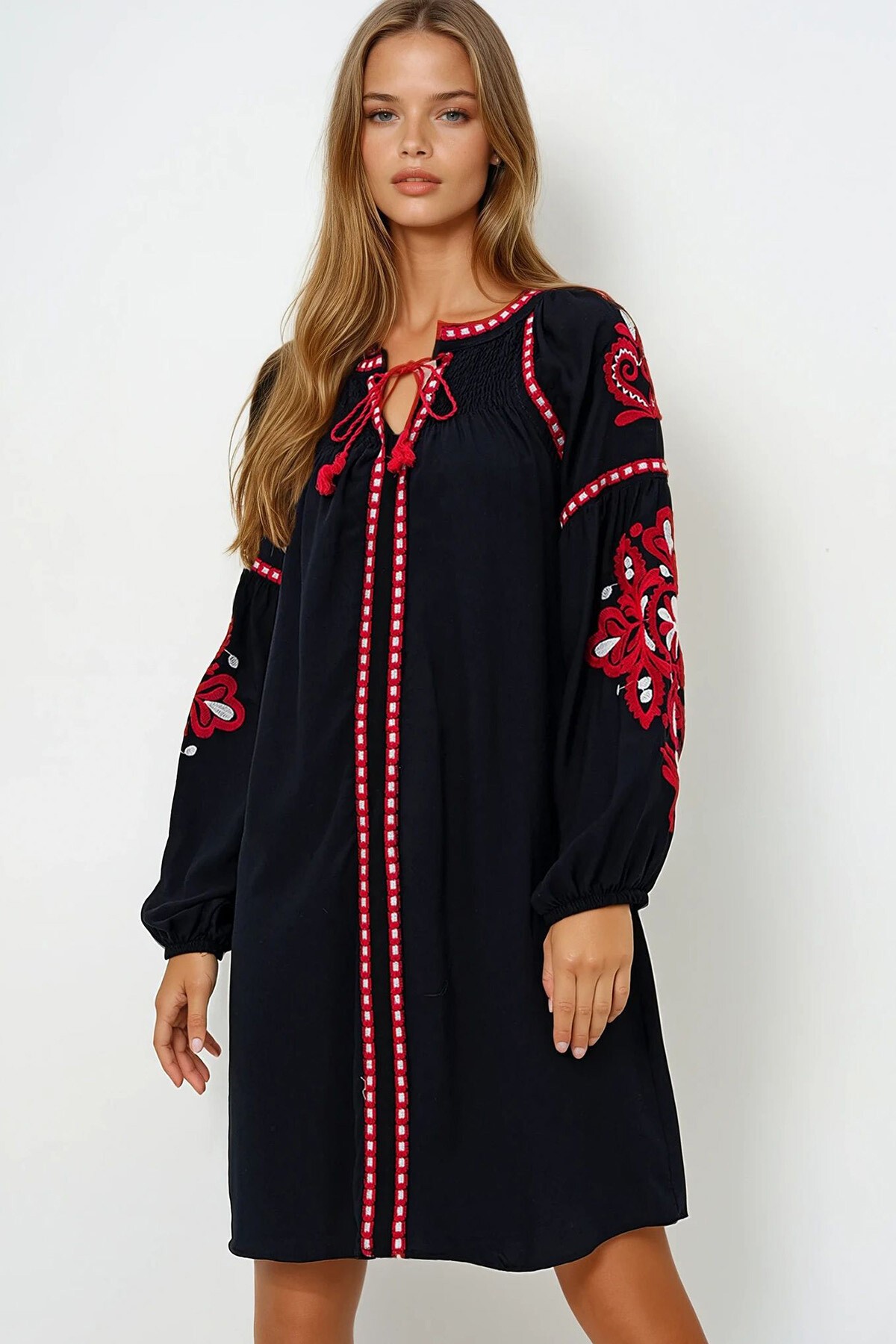 Siyah Balon Kol Nakışlı Yazlık Midi Boy Elbise