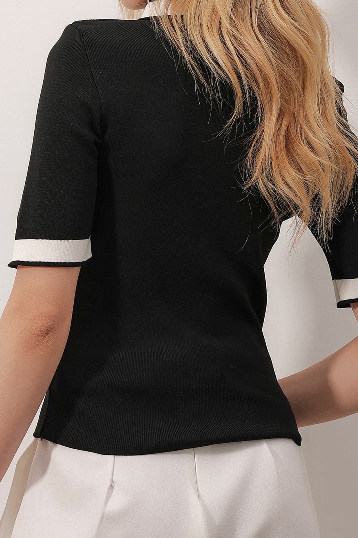 Siyah Bebe Yaka Yarım Kol Renk Bloklu Triko Bluz