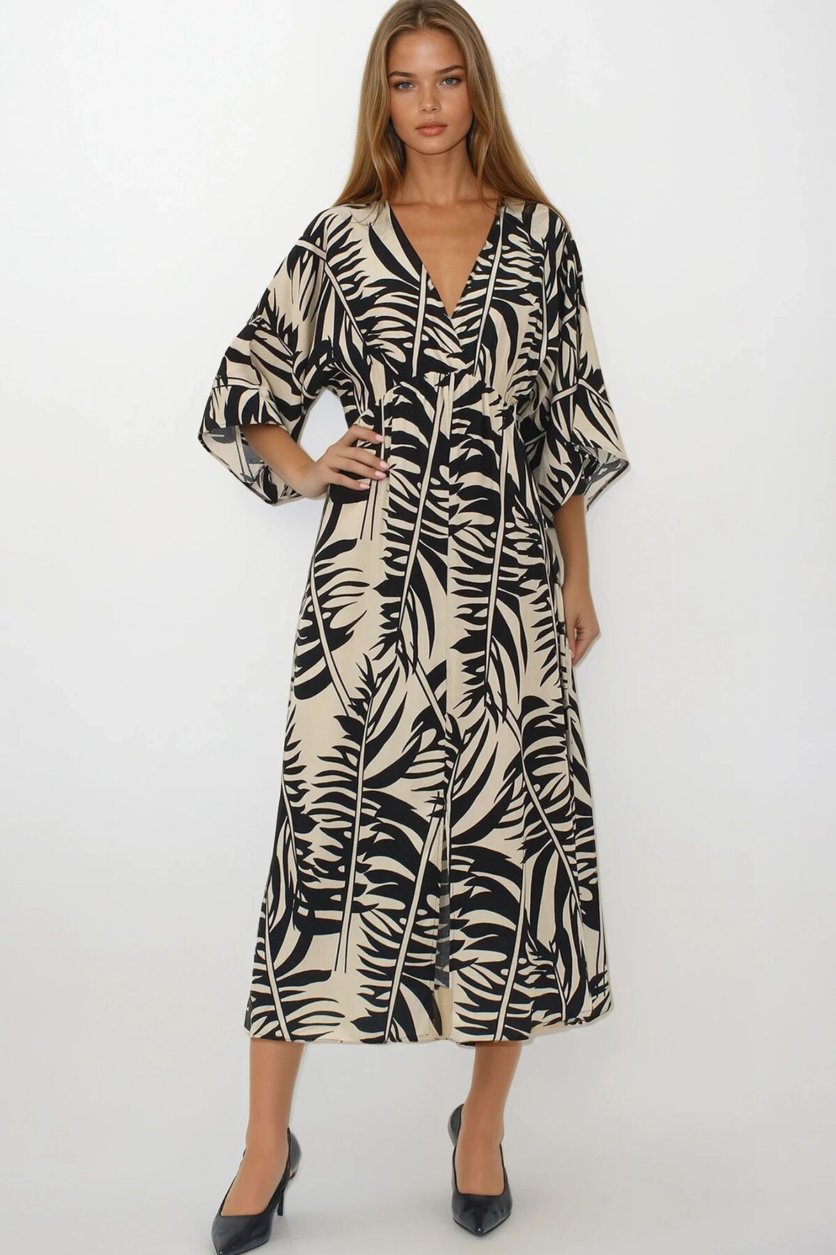 Siyah-Bej Kruvaze Yaka Dokum Viskon Yırtmaçlı Desenli Elbise