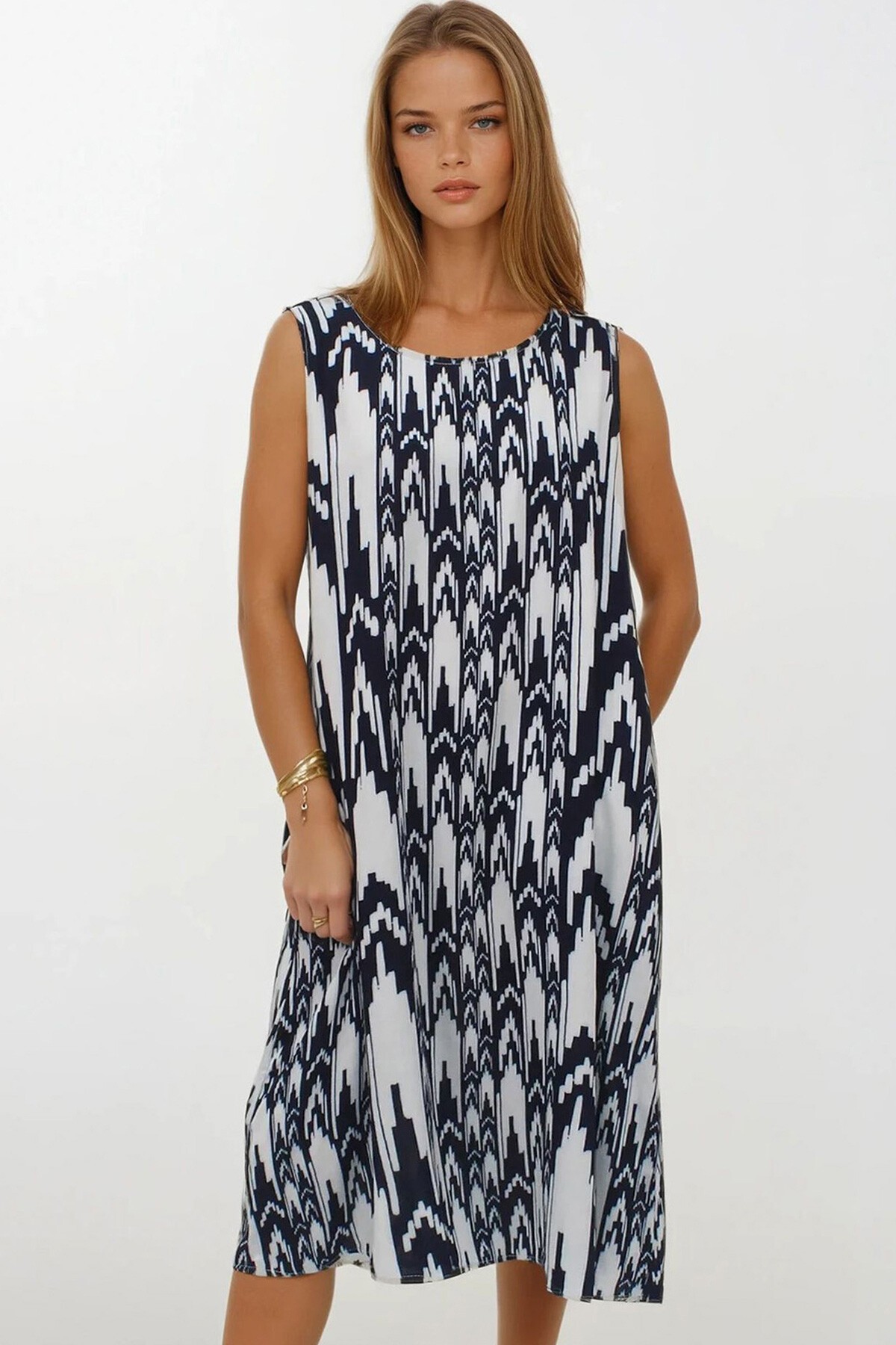 Siyah-Beyaz Desenli Çift Cepli Kolsuz Rahat Kesim Elbise