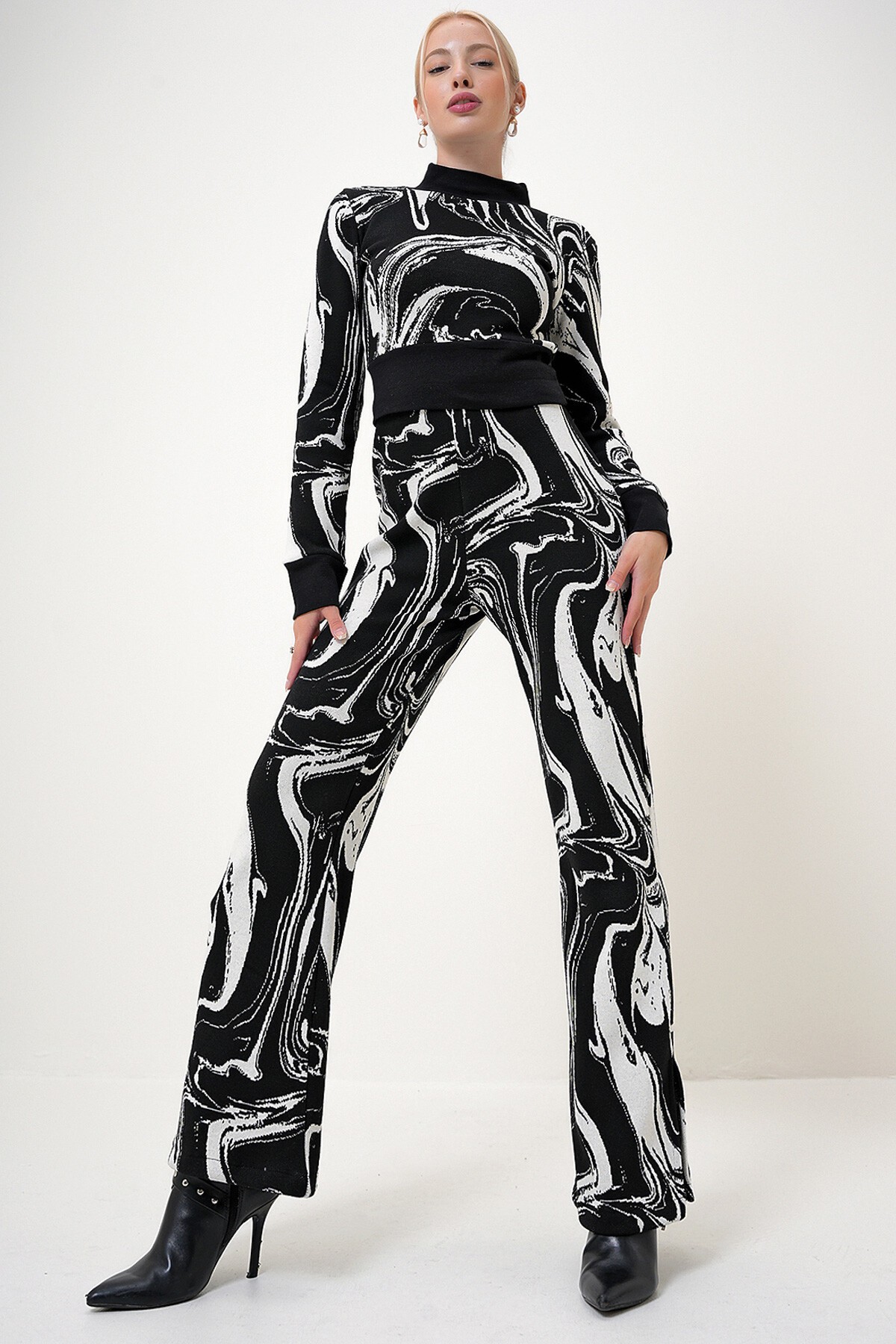 Siyah Beyaz Dik Yaka Crop Bluz Ve Elastik Bel Desenli Triko İkili Takım