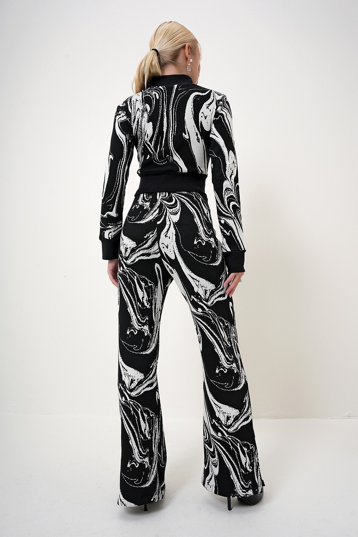 Siyah Beyaz Dik Yaka Crop Bluz Ve Elastik Bel Desenli Triko İkili Takım