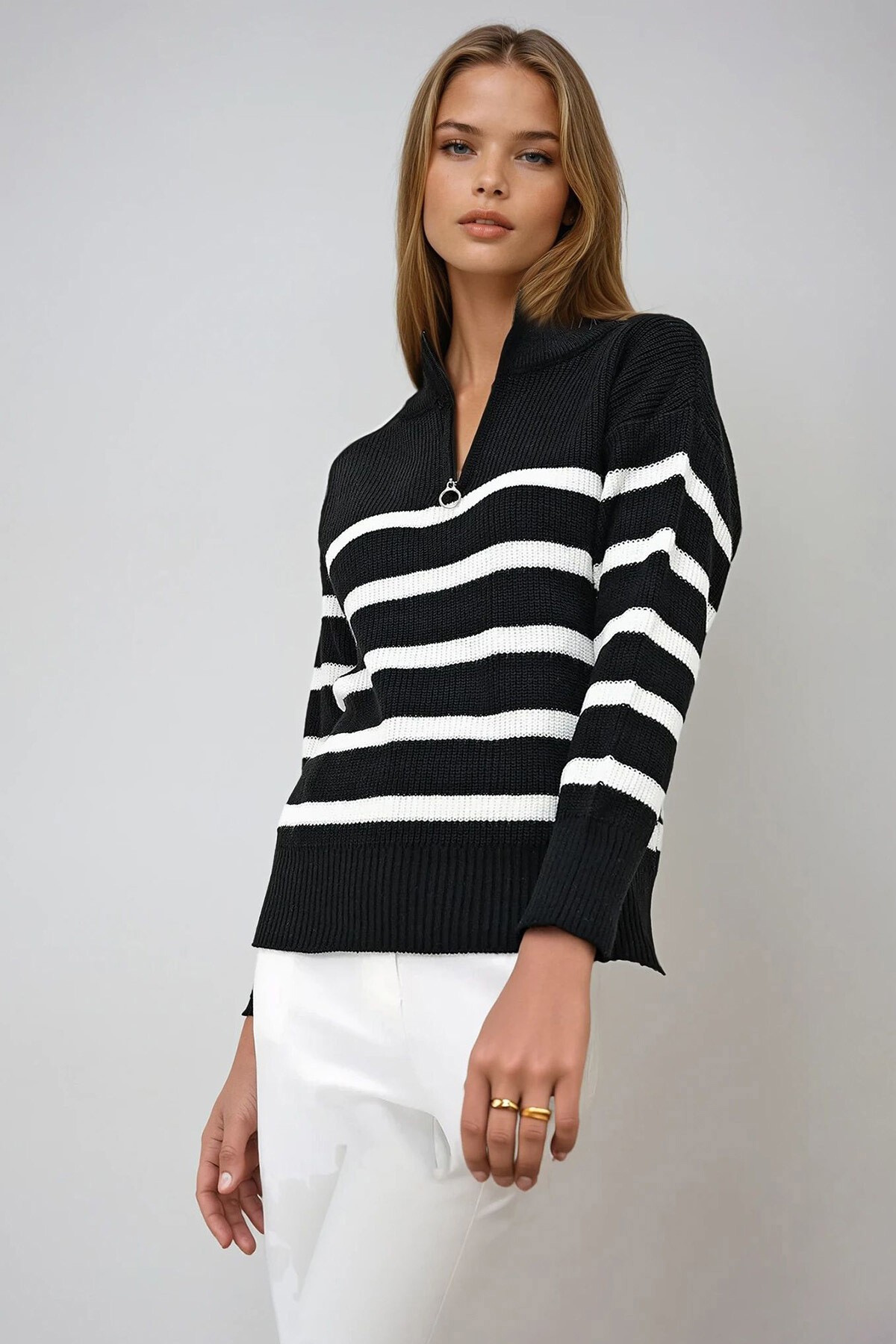 Siyah Beyaz Dik Yaka Yarım Fermuarlı Çizgili Kazak