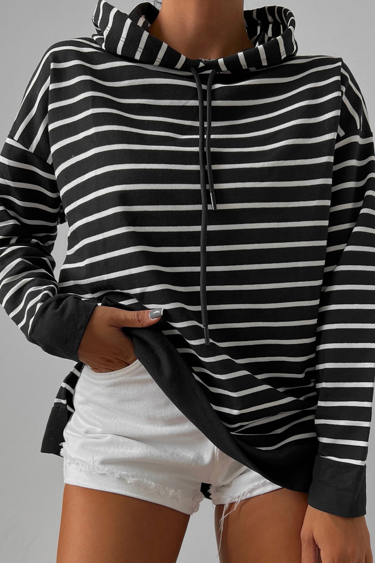 Siyah Beyaz Kapüşonlu Yani Yırtmaçlı Şerit Desenli Sweat