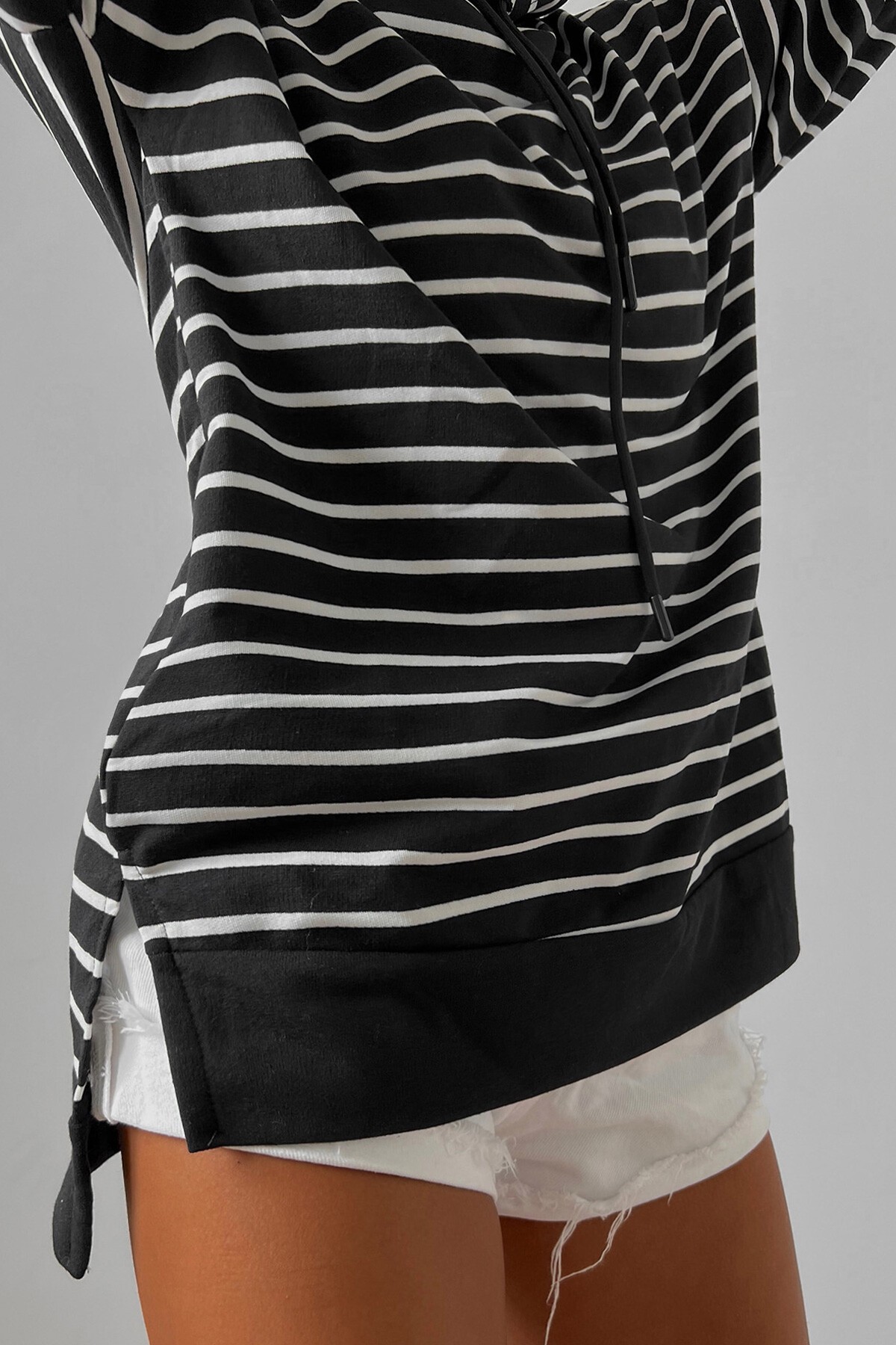 Siyah Beyaz Kapüşonlu Yani Yırtmaçlı Şerit Desenli Sweat