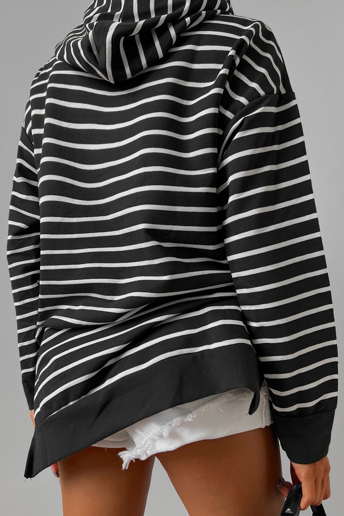 Siyah Beyaz Kapüşonlu Yani Yırtmaçlı Şerit Desenli Sweat