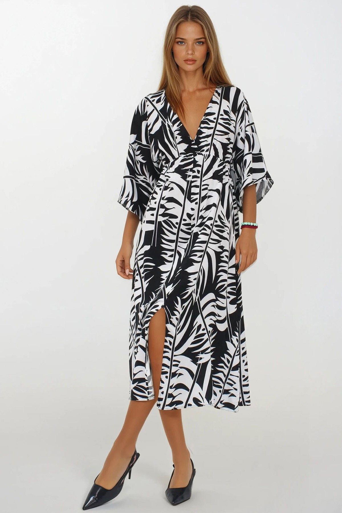 Siyah-Beyaz Kruvaze Yaka Dokum Viskon Yırtmaçlı Desenli Elbise