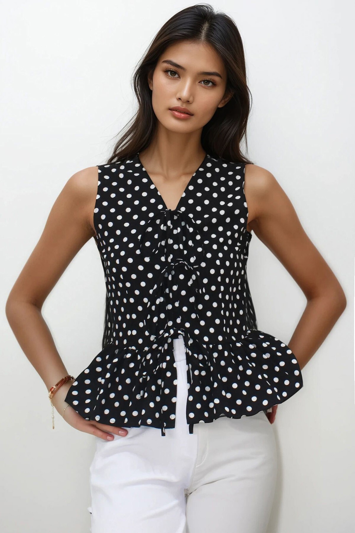 Siyah-Beyaz V Yaka Fiyonk Detaylı Eteği Volanlı Aerobin Bluz