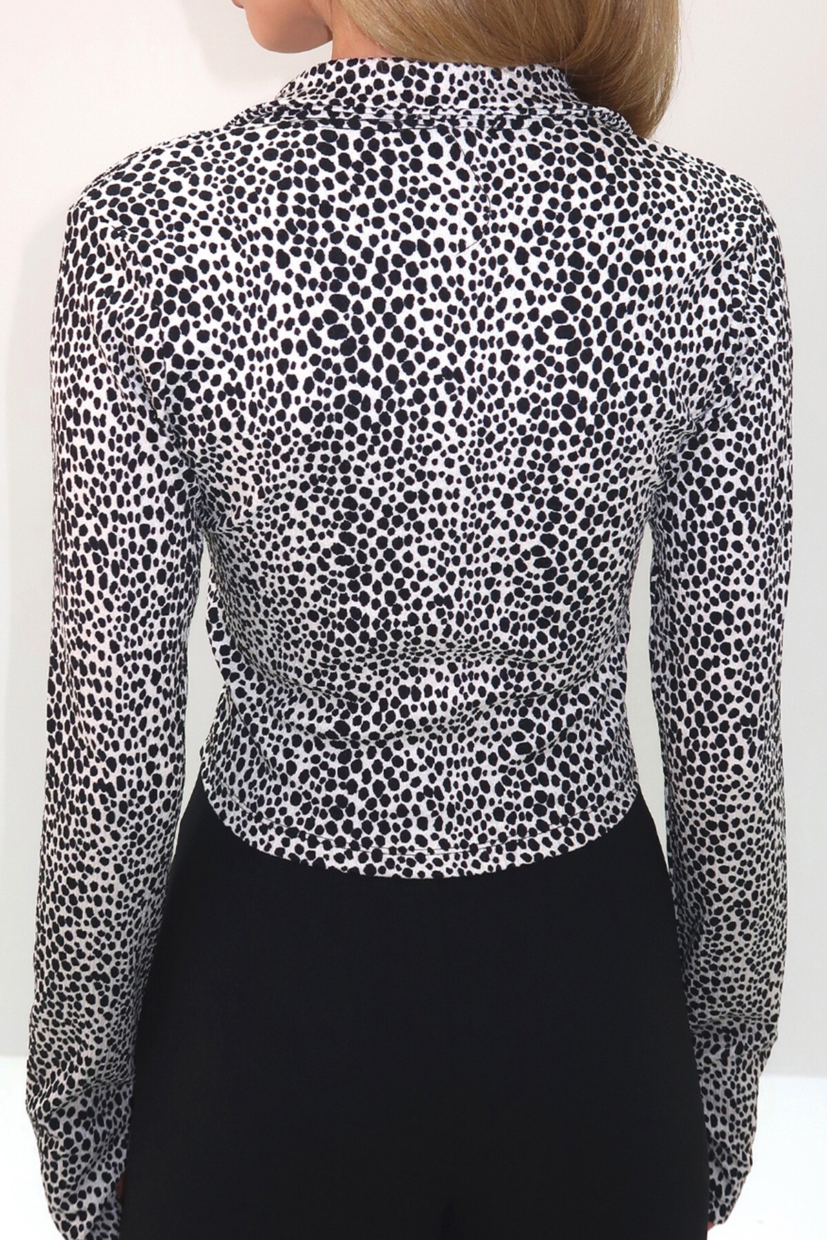Siyah Beyaz Yarım Balıkçı Yaka Önü Fermuarlı Örme Krep Bluz
