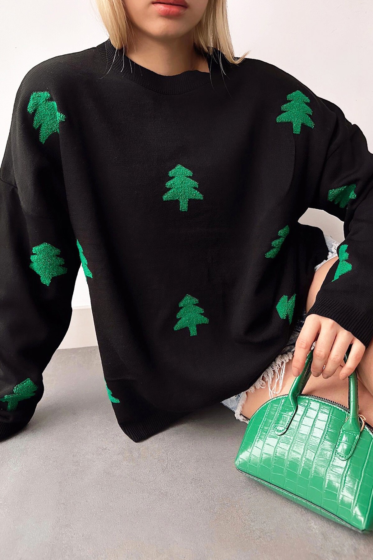 Siyah Bisiklet Yaka Ağaç Desenli Triko Kazak