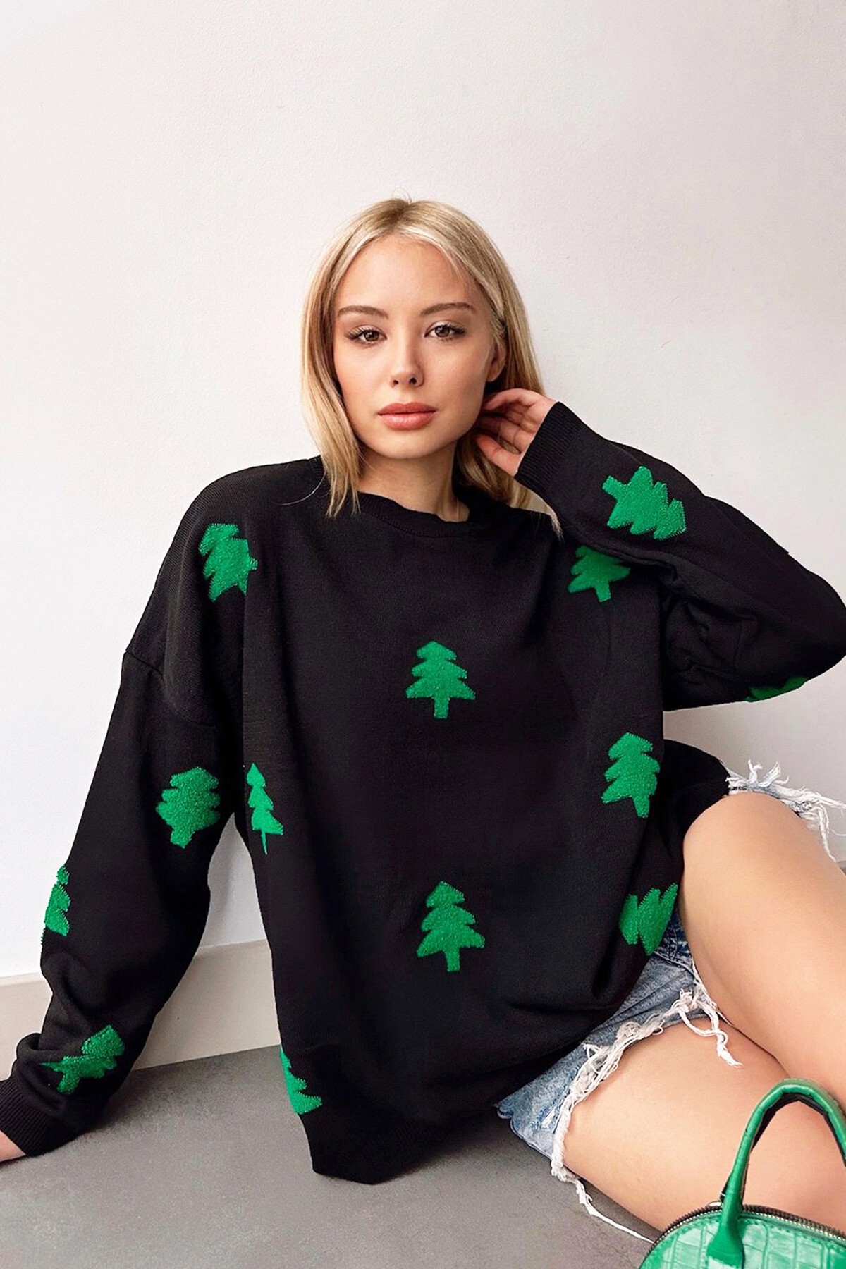 Siyah Bisiklet Yaka Ağaç Desenli Triko Kazak