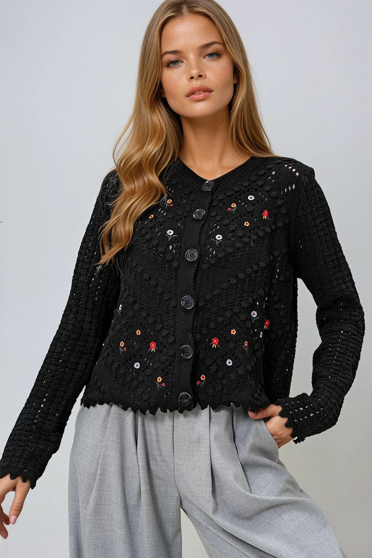 Siyah Bisiklet Yaka Ajurlu Ve Nakış İşlemeli Nostaljik Triko Hırka