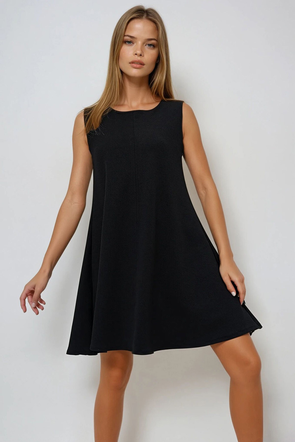 Siyah Bisiklet Yaka Arkası Fermuarlı  Kolsuz Krep Elbise