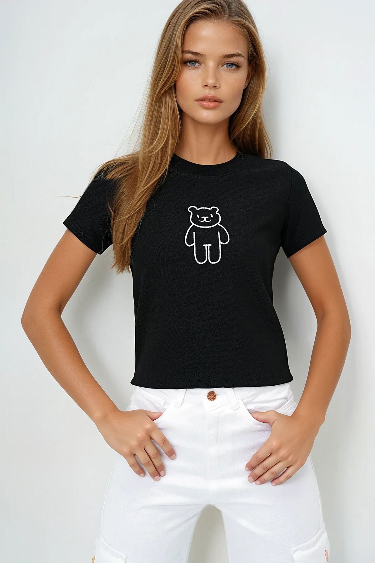 Siyah Bisiklet Yaka Ayıcık Nakışlı Ottoban Crop T Shırt