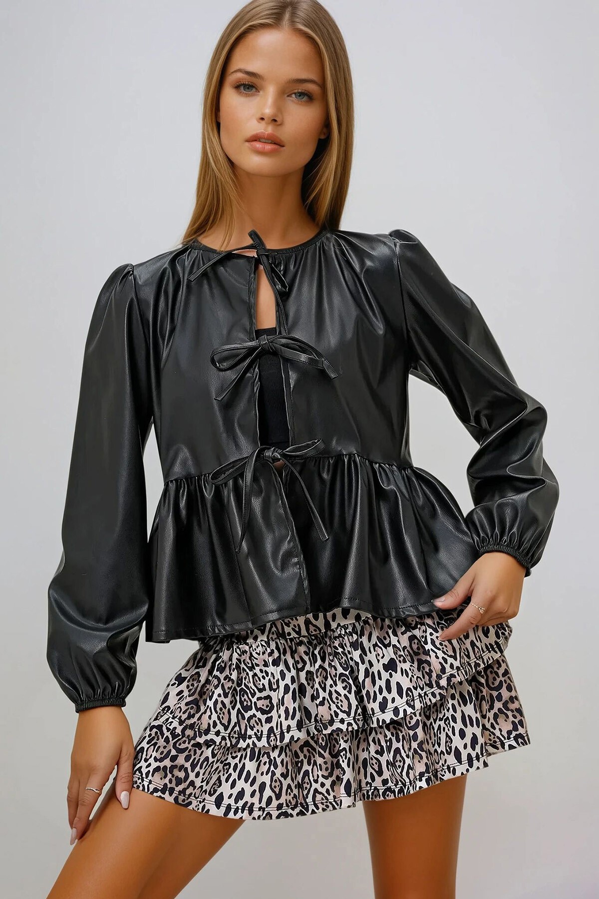 Siyah Bisiklet Yaka Bağlama Detaylı Eteği Fırfırlı Suni Deri Bluz