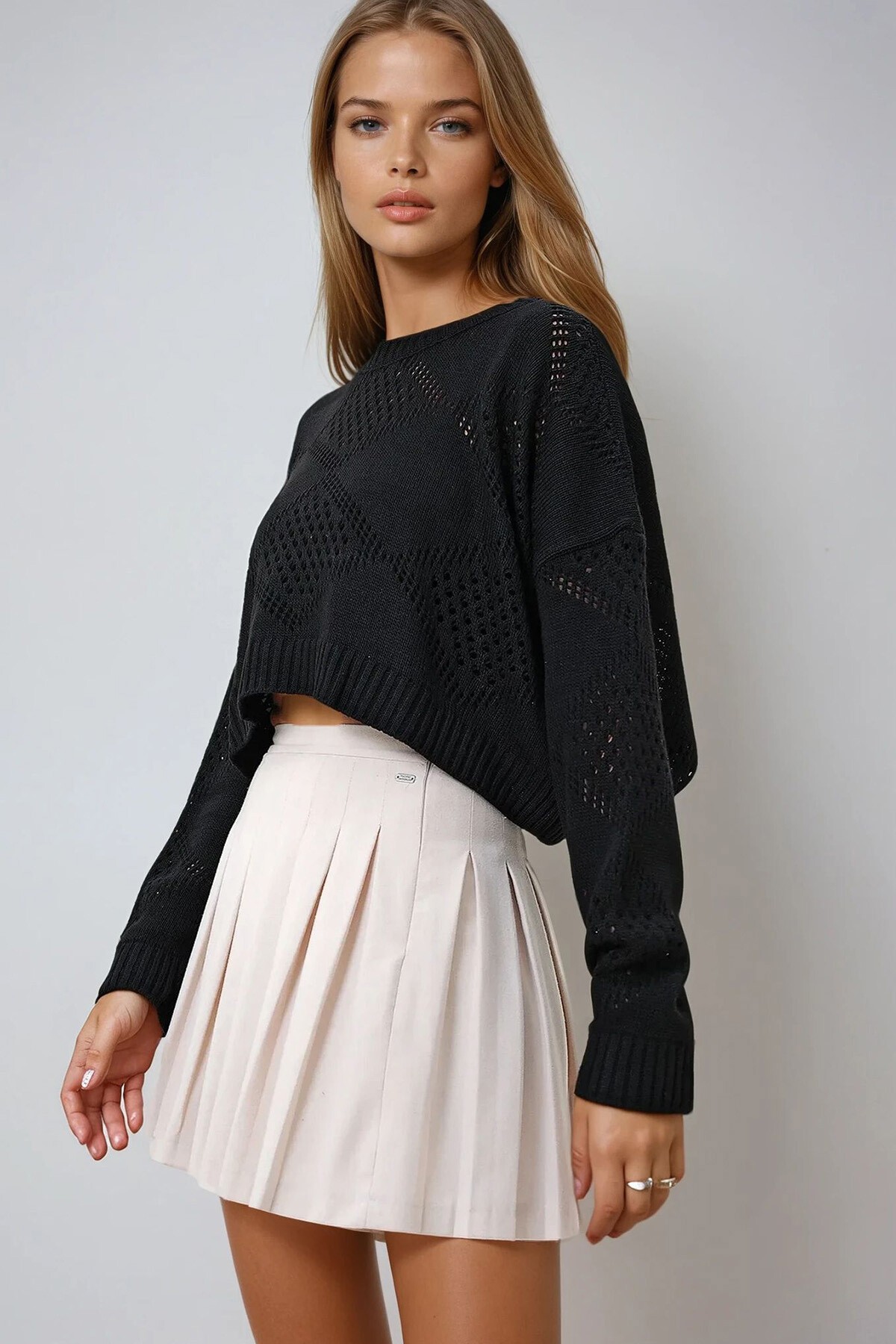 Siyah Bisiklet Yaka Baklava Desenli Delik Ajurlu Crop Kazak