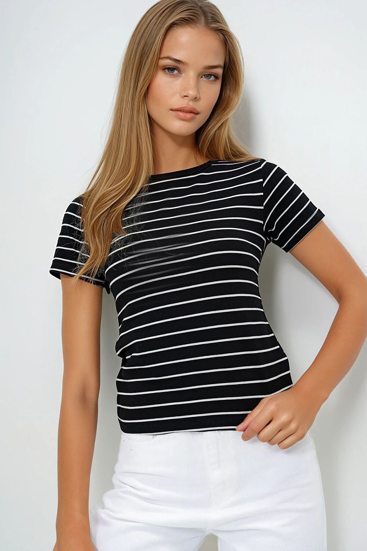 Siyah Bisiklet Yaka Çizgili T Shırt
