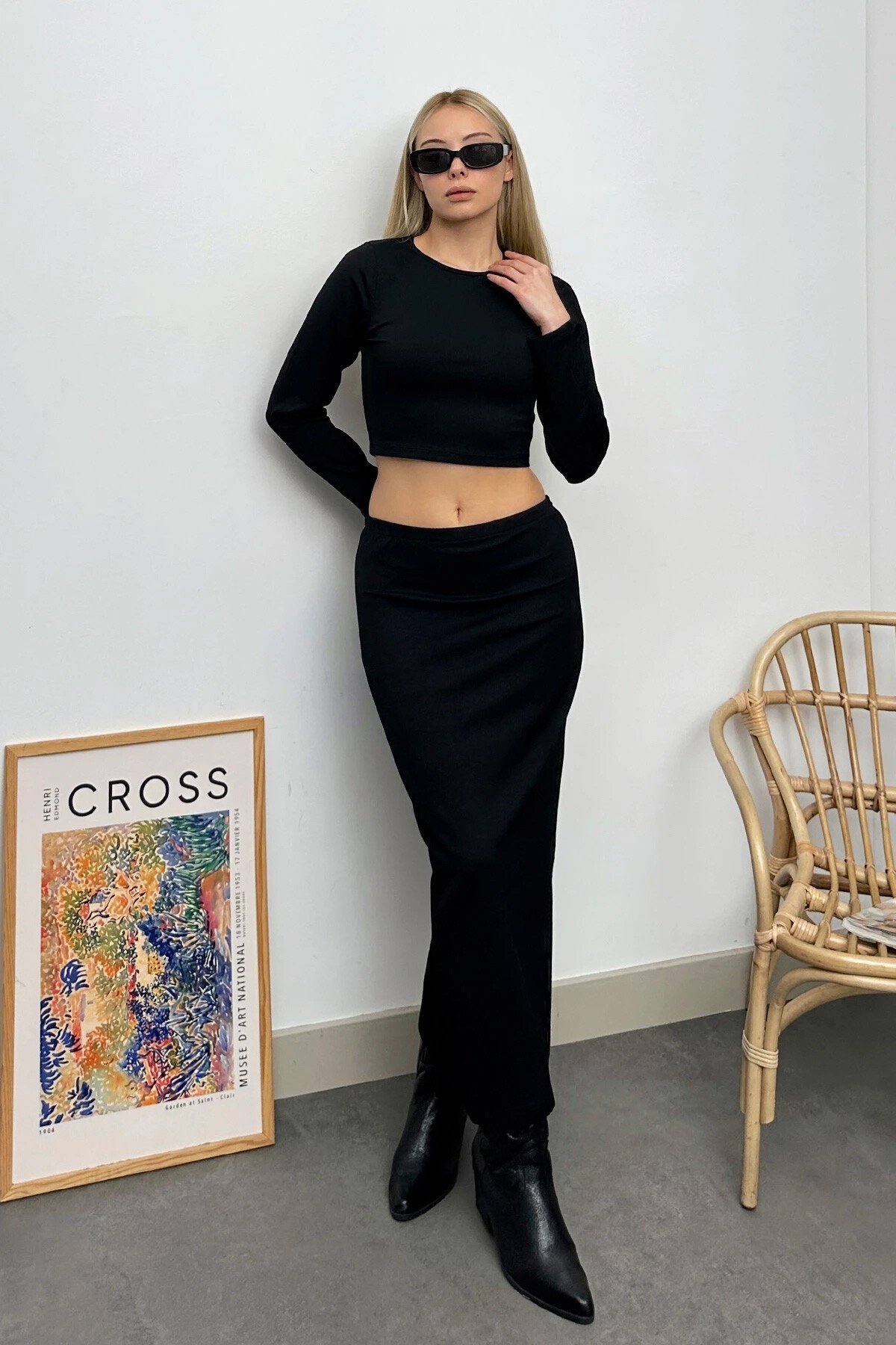 Siyah Bisiklet Yaka Crop Bluz Ve Midiboy Fitilli Etek Takım