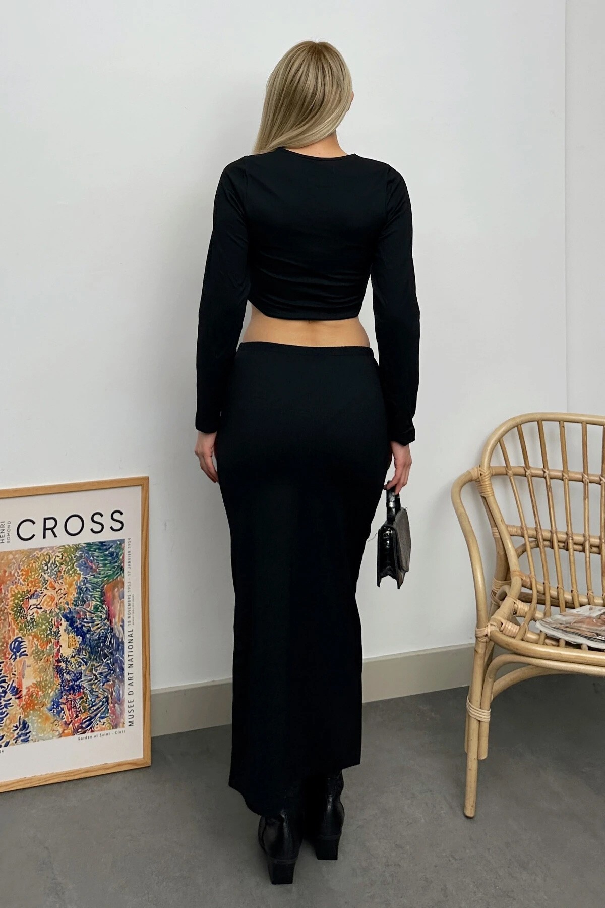 Siyah Bisiklet Yaka Crop Bluz Ve Midiboy Fitilli Etek Takım