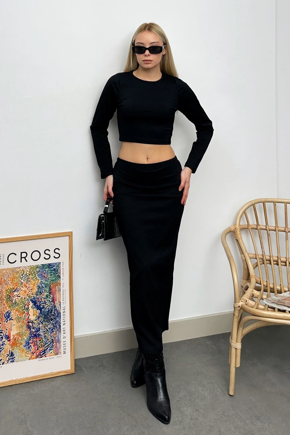 Siyah Bisiklet Yaka Crop Bluz Ve Midiboy Fitilli Etek Takım