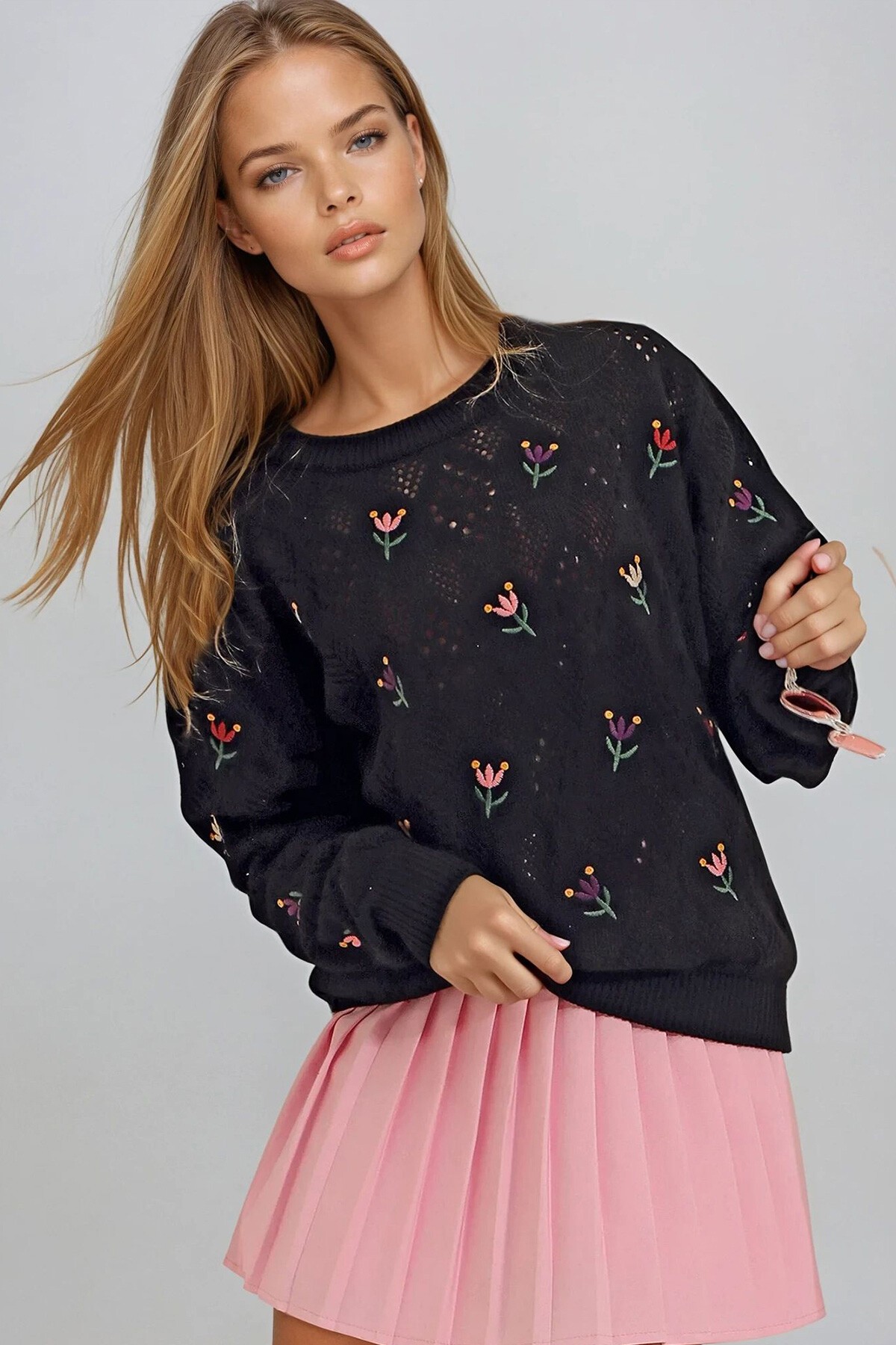 Siyah Bisiklet Yaka Delik Ajurlu Ve Nakışlı Triko Kazak