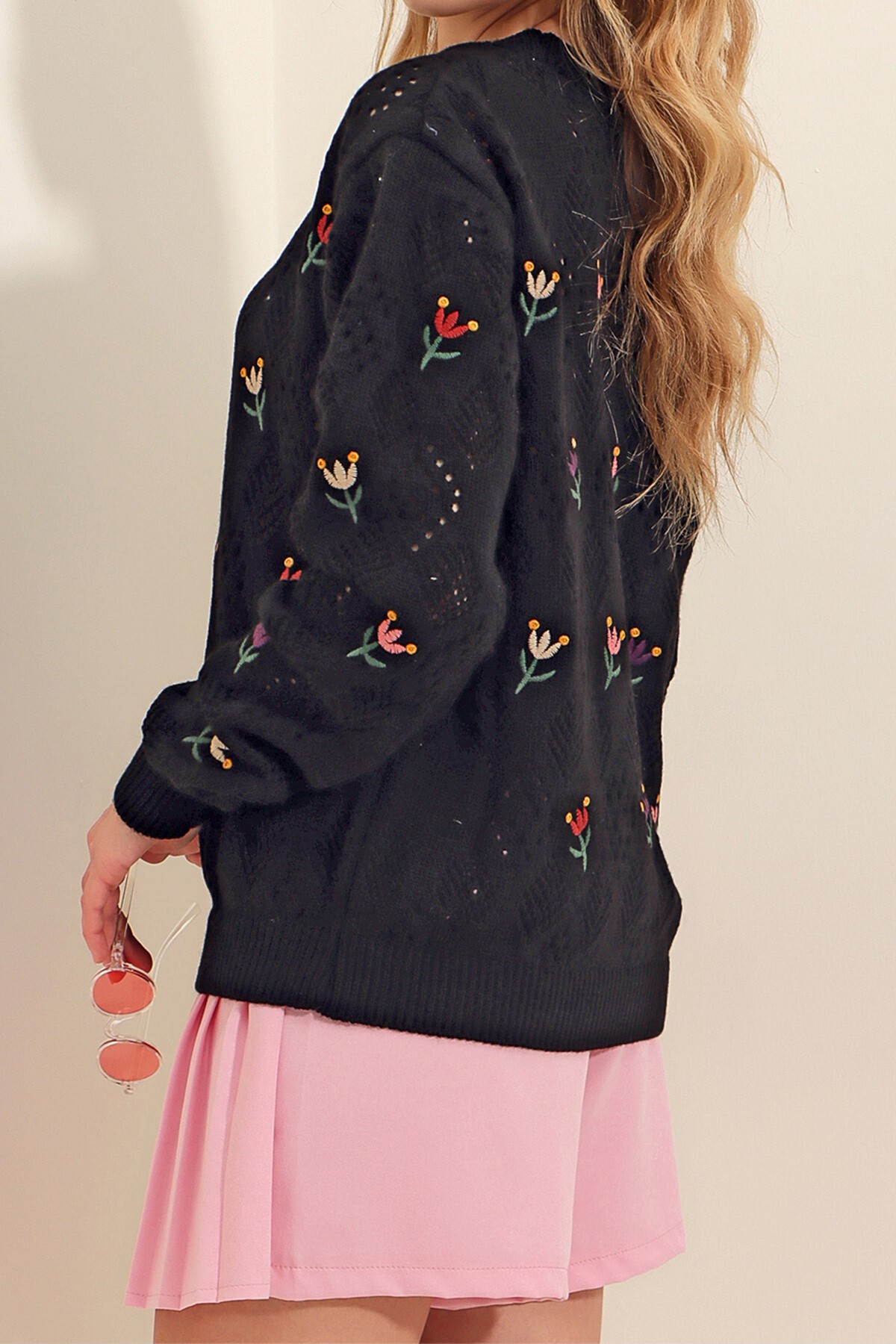 Siyah Bisiklet Yaka Delik Ajurlu Ve Nakışlı Triko Kazak