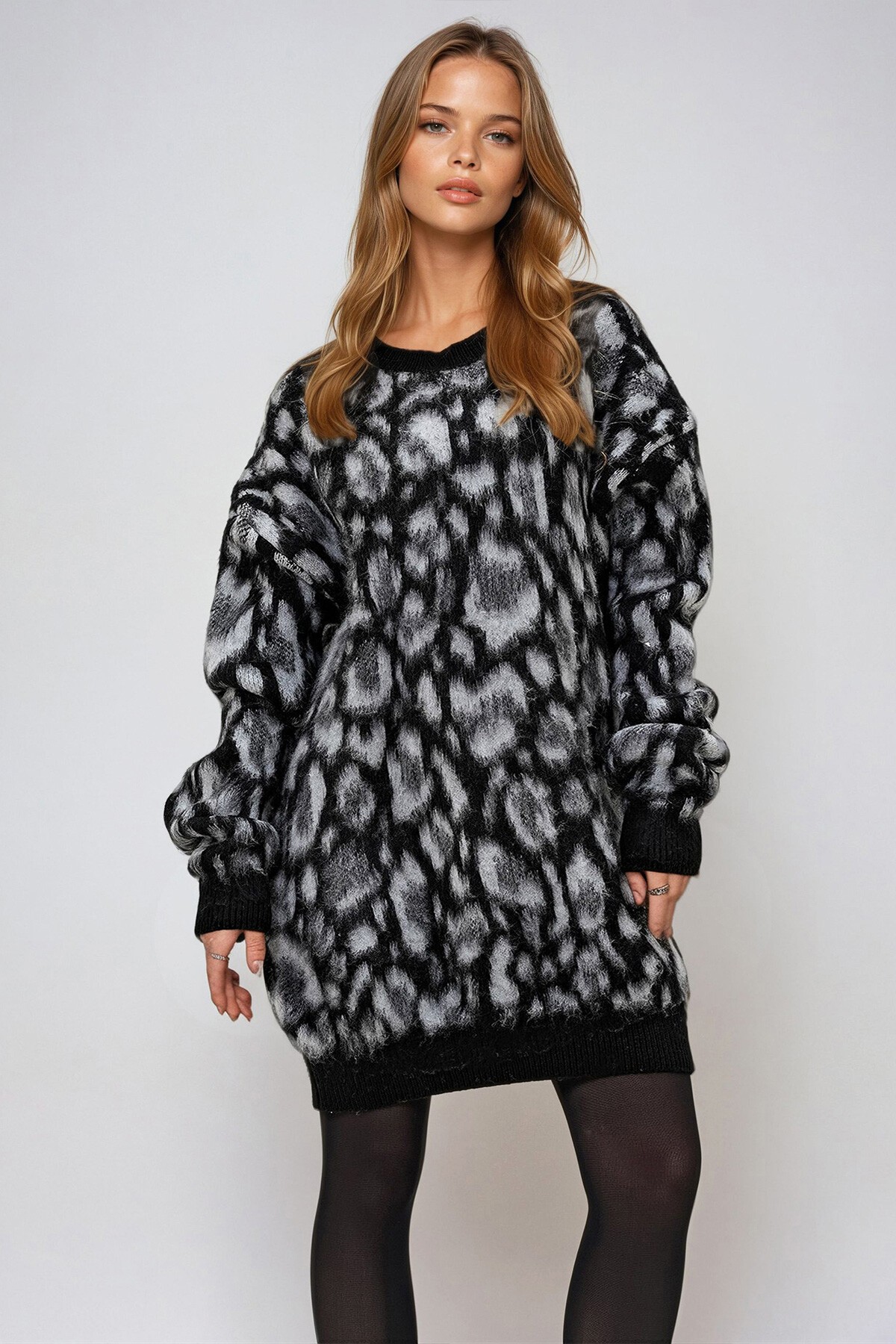 Siyah Bisiklet Yaka Desenli Şardonlu Oversize Kışlık Triko Kazak