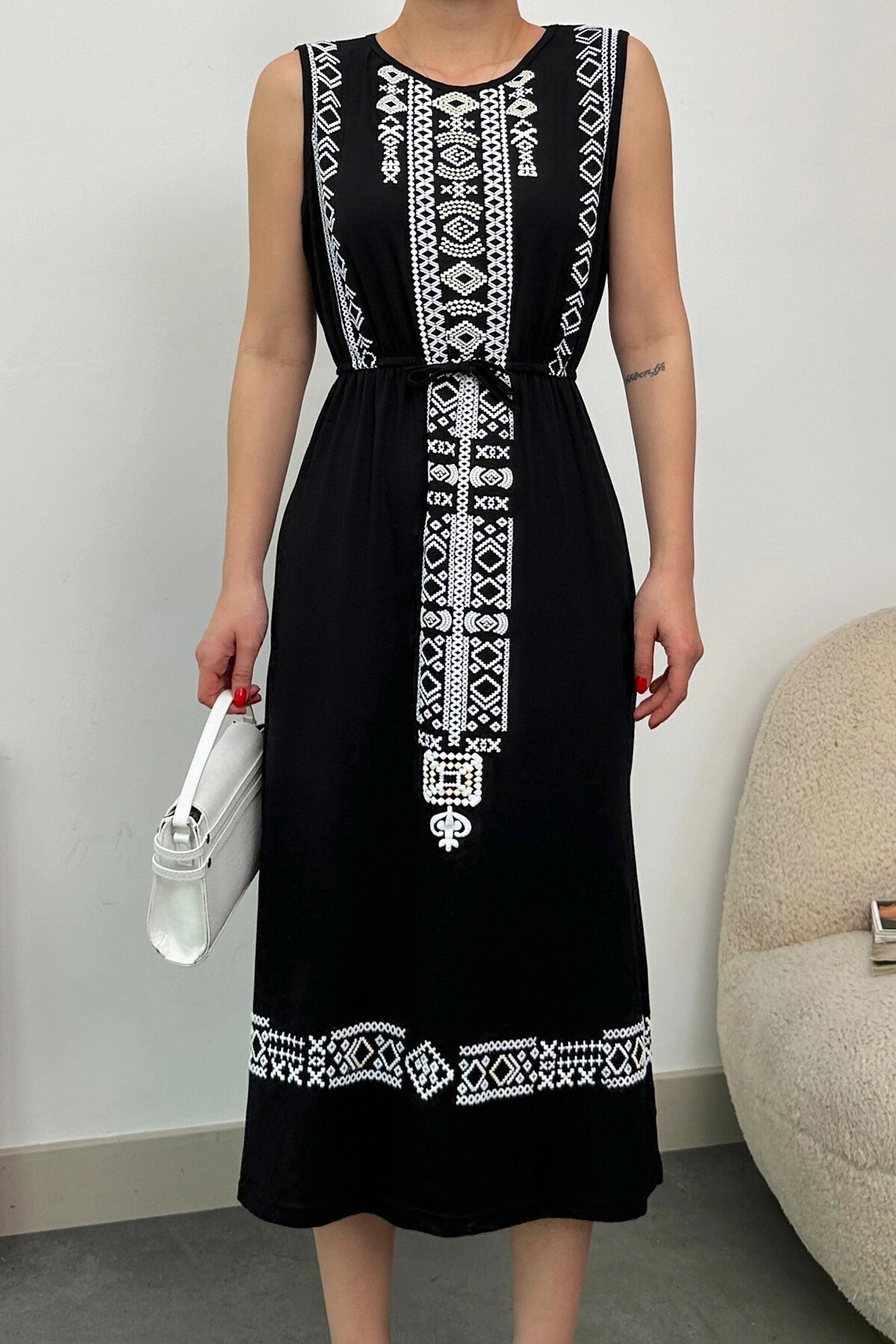 Siyah Bisiklet Yaka Etnik Desenli Beli Lastikli Midi Elbise