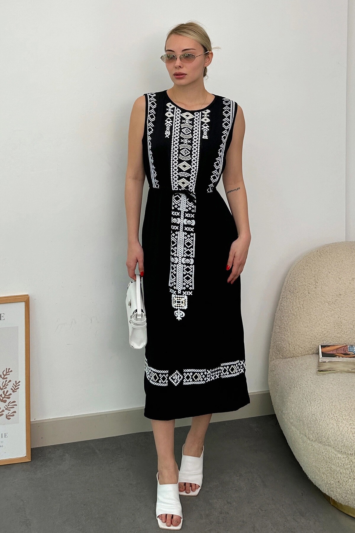 Siyah Bisiklet Yaka Etnik Desenli Beli Lastikli Midi Elbise