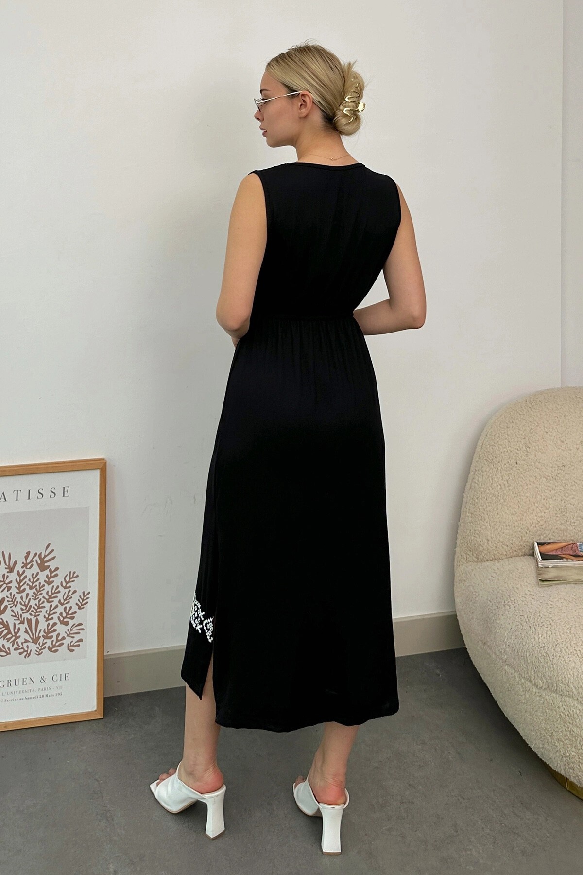 Siyah Bisiklet Yaka Etnik Desenli Beli Lastikli Midi Elbise