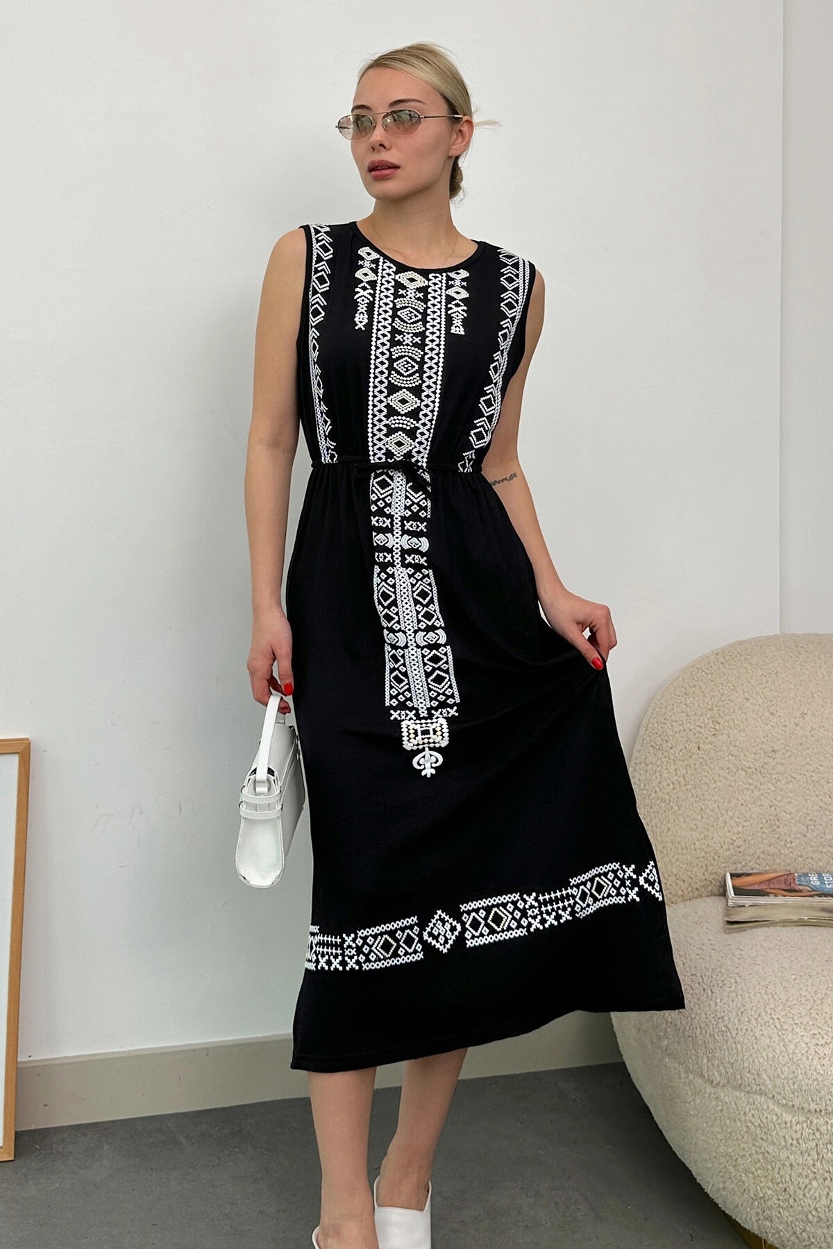Siyah Bisiklet Yaka Etnik Desenli Beli Lastikli Midi Elbise