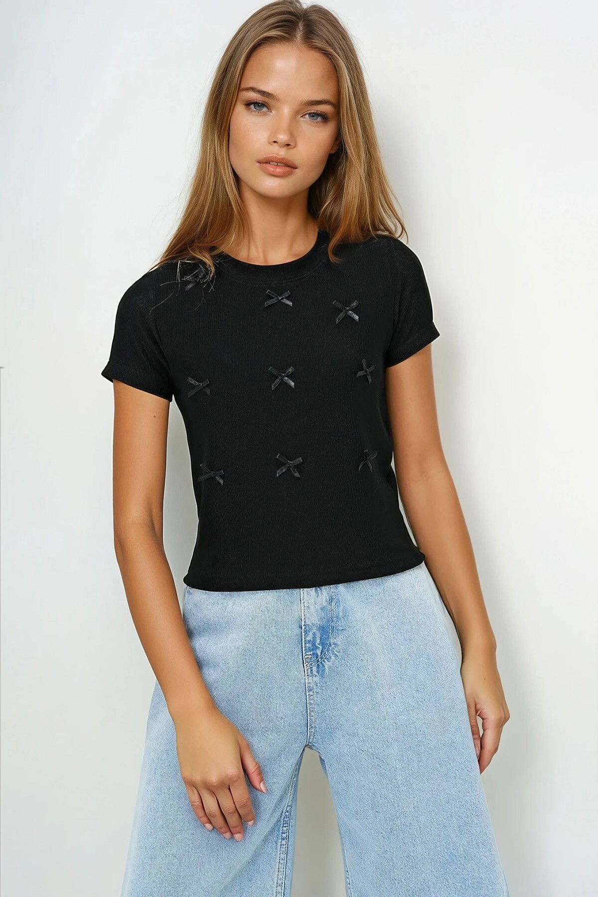 Siyah Bisiklet Yaka Fiyonk Süslü Crop Bluz