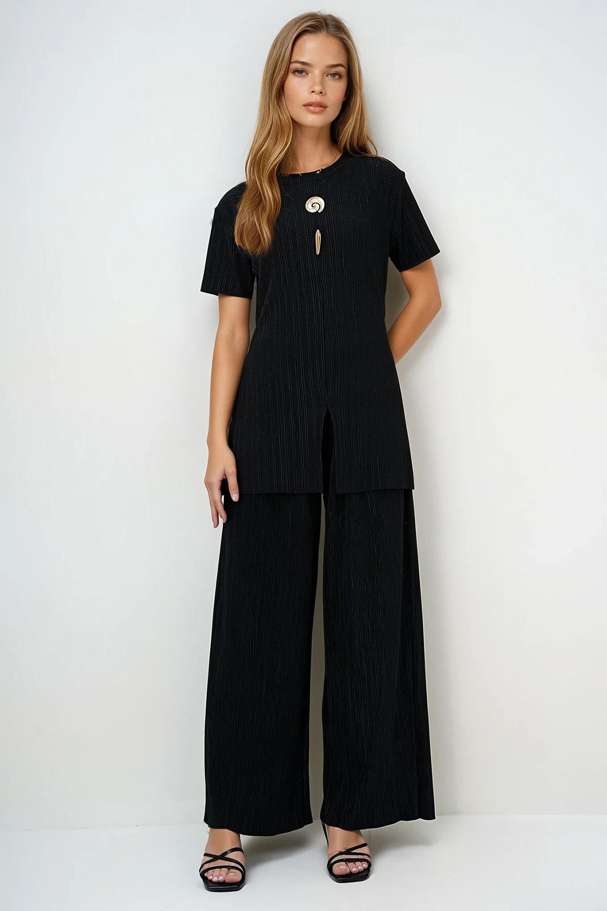 Siyah Bisiklet Yaka Gold Düğme Detaylı Yırtmaçlı Pliseli Bluz Ve Pantolon Takım