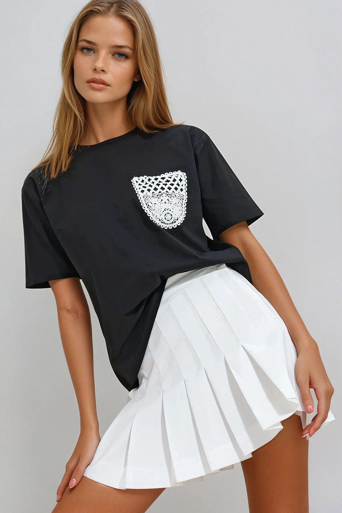 Siyah Bisiklet Yaka Güpür Cepli T Shirt