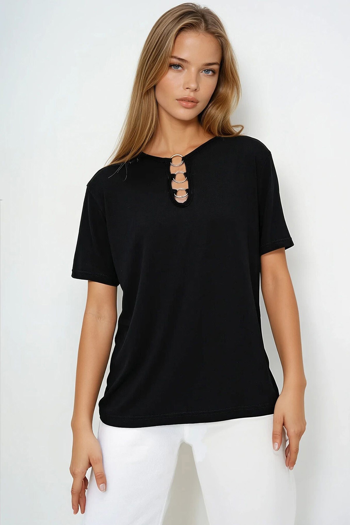 Siyah Bisiklet Yaka Halka Detaylı Kısa Kol Basic T Shırt
