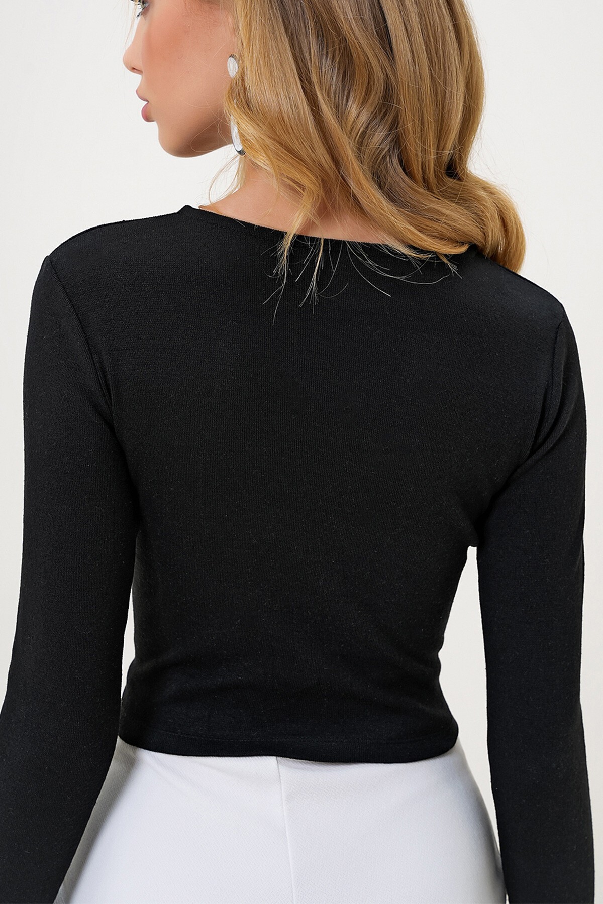 Siyah Bisiklet Yaka Kalp Nakış Dekolteli Kaşkorse Bluz