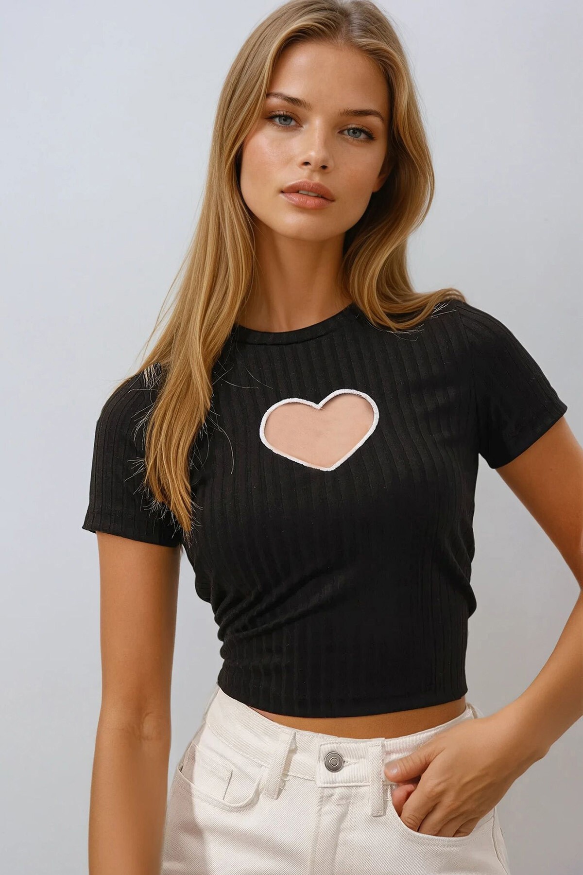 Siyah Bisiklet Yaka Kalp Nakış Yarım Kollu Geniş Fitilli Crop Bluz