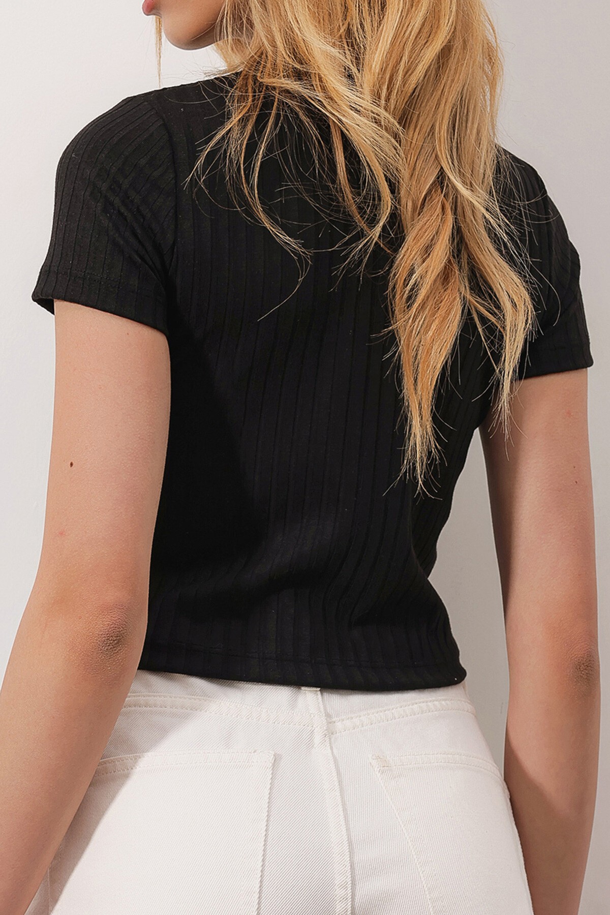 Siyah Bisiklet Yaka Kalp Nakış Yarım Kollu Geniş Fitilli Crop Bluz