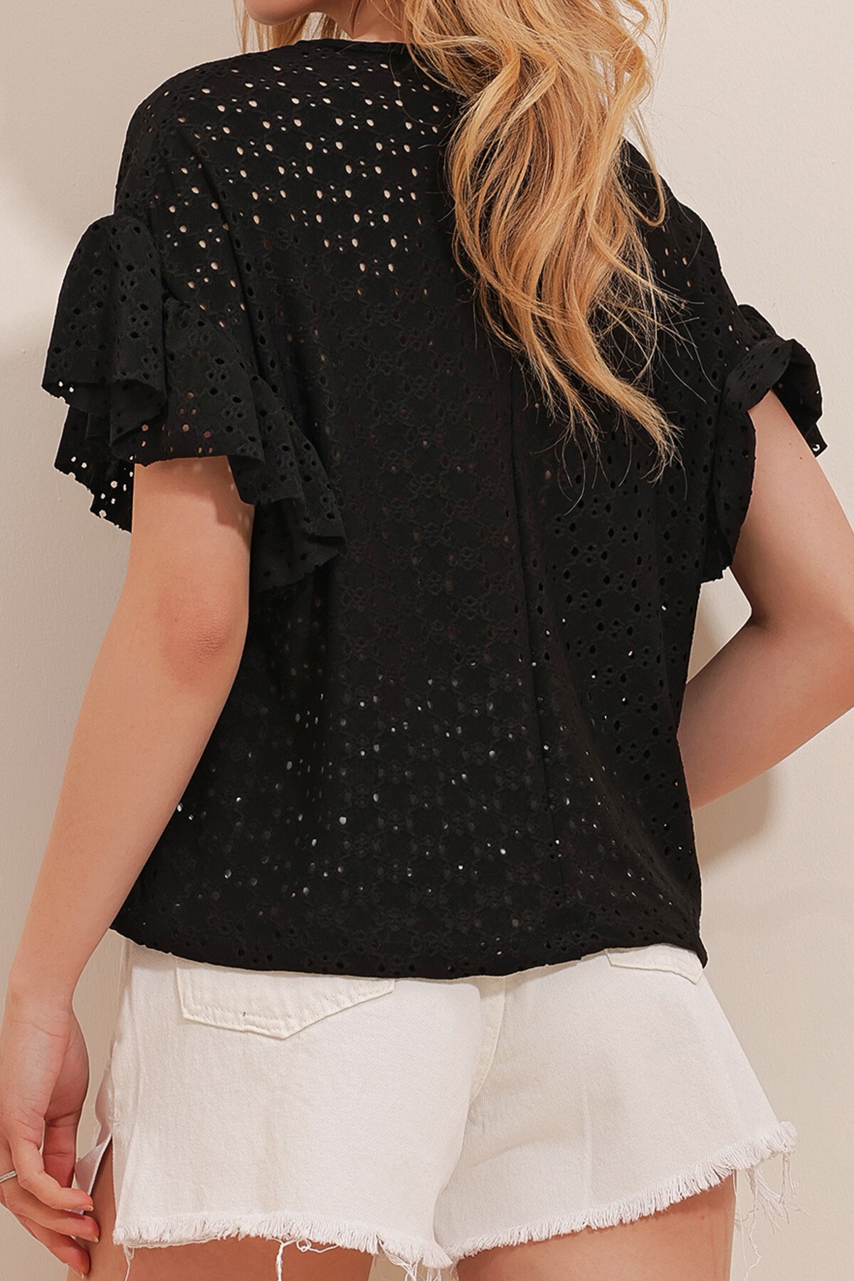 Siyah Bisiklet Yaka Kolları Fırfırlı Fisto Bluz