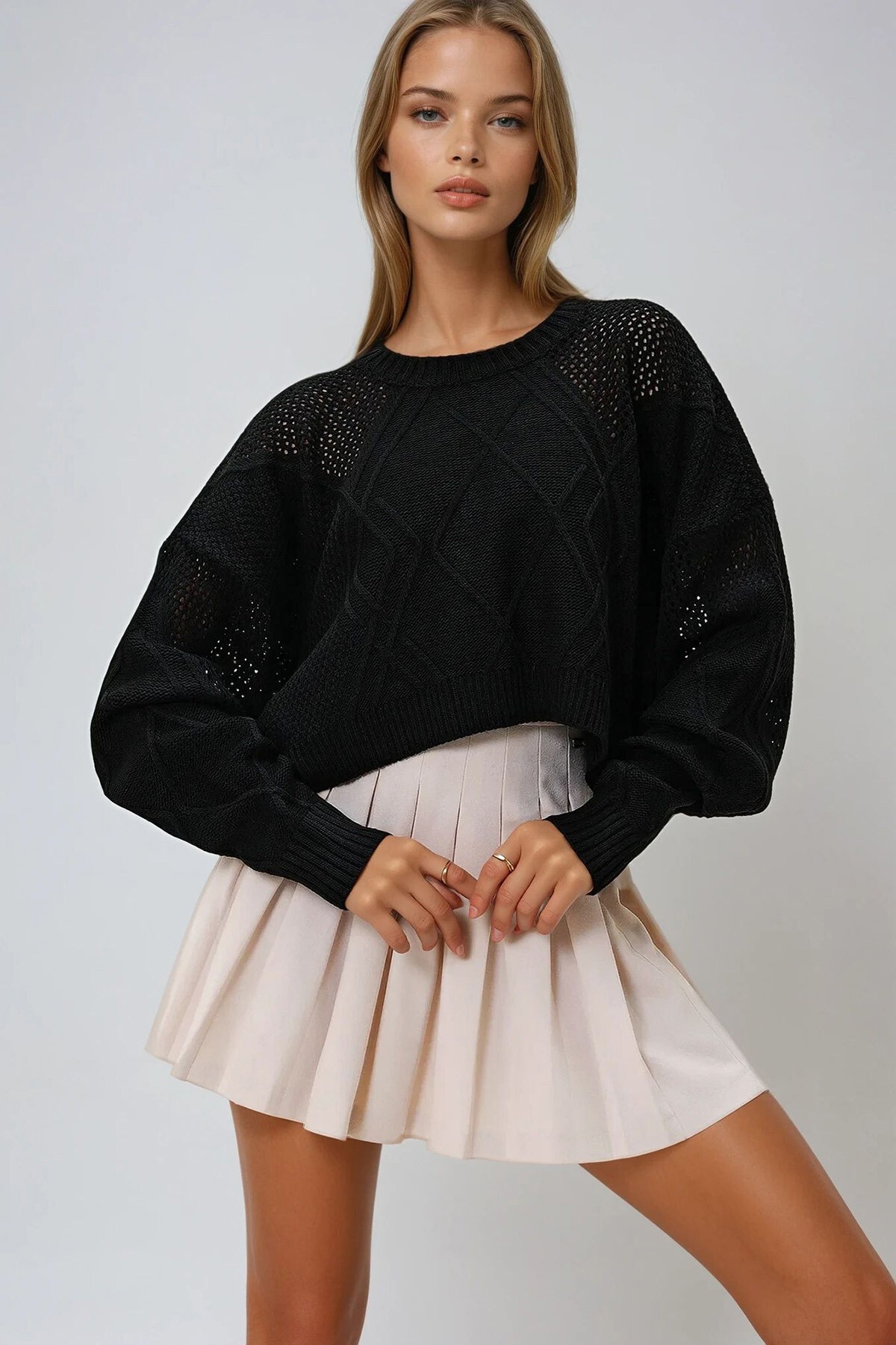 Siyah Bisiklet Yaka Omuzları Delik Ajurlu Crop Triko Kazak