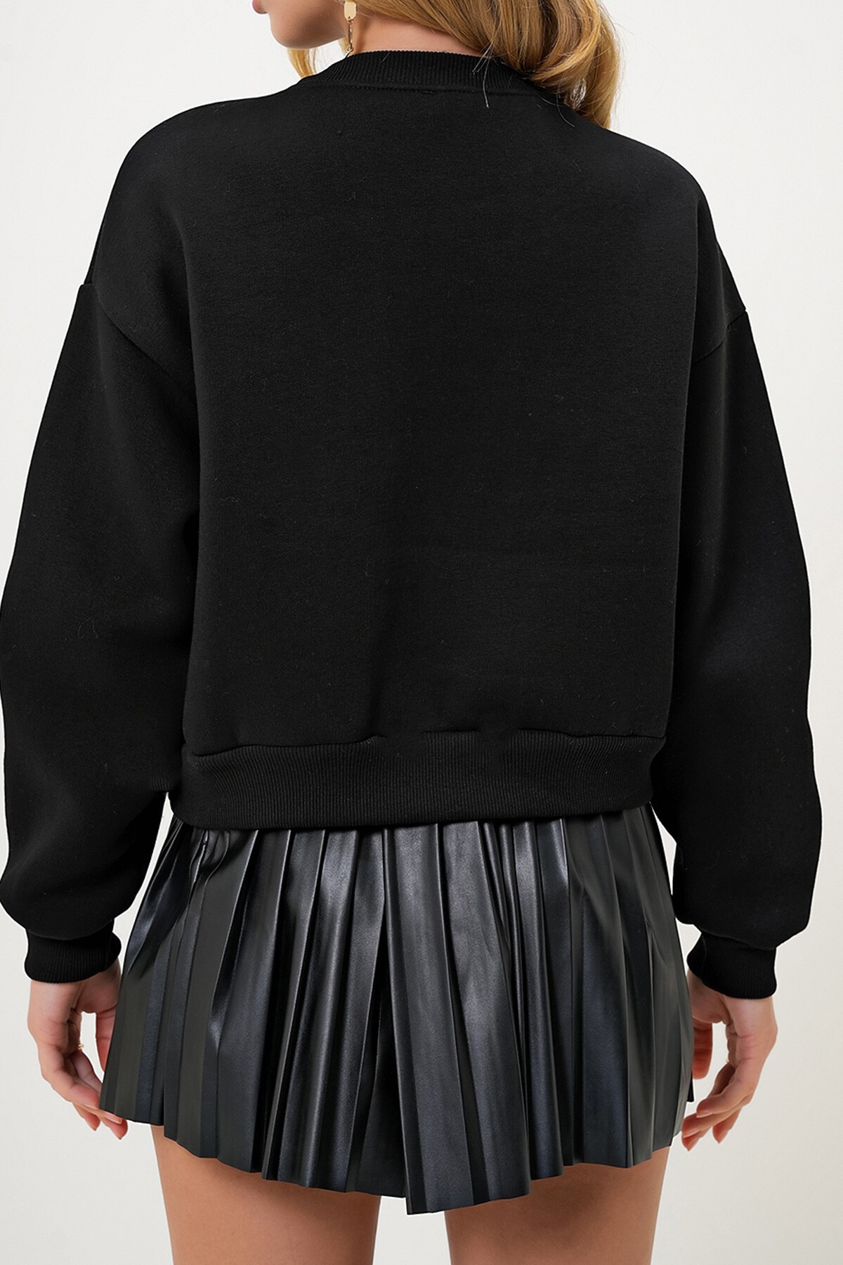 Siyah Bisiklet Yaka Önü İnci Çakmalı Üç İplik Şardonlu Sweatshırt